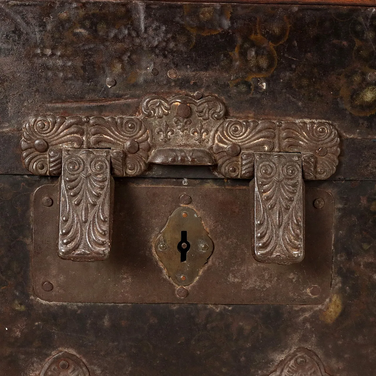 Cassa eclettica in pioppo, argento, abete e metallo, fine '800 7