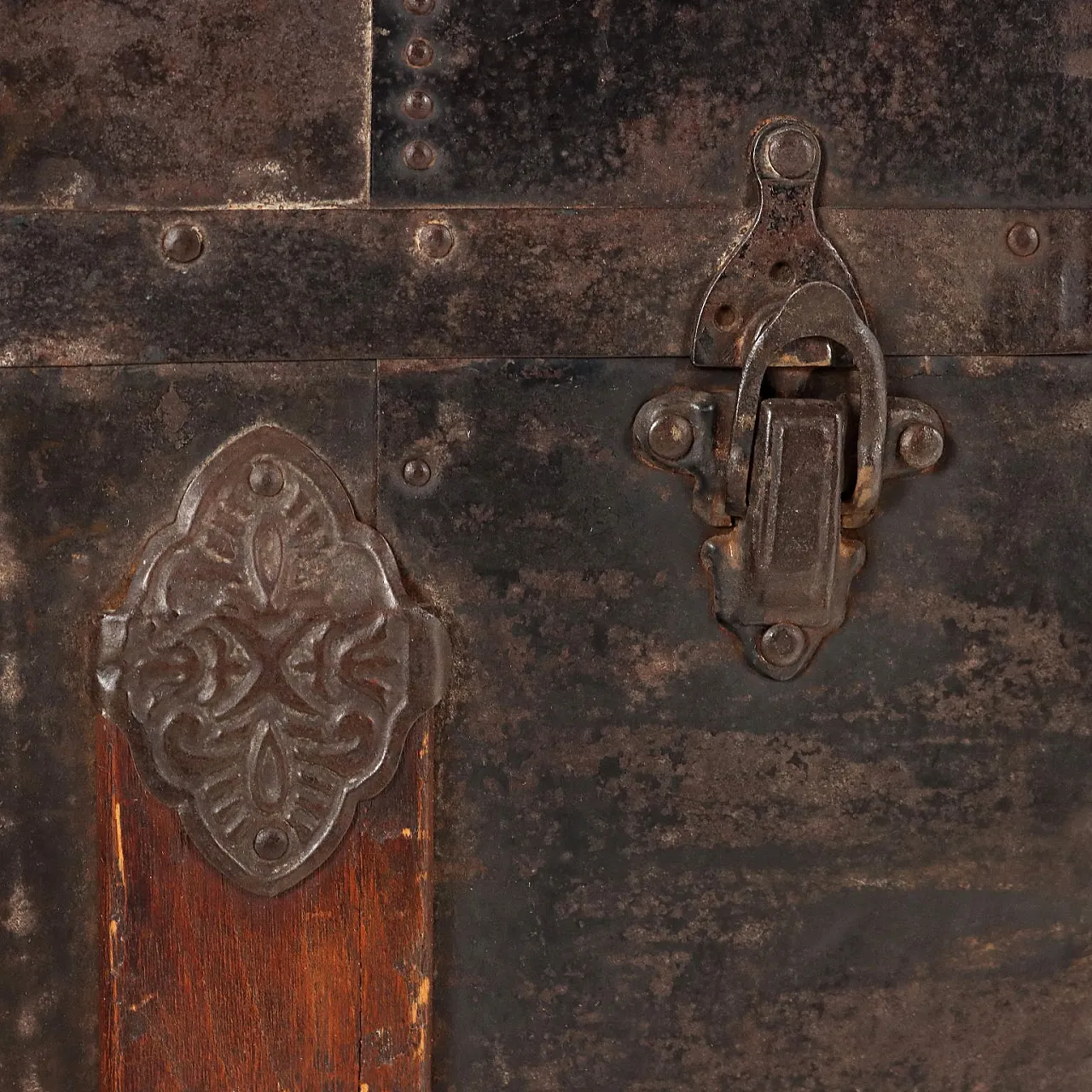 Cassa eclettica in pioppo, argento, abete e metallo, fine '800 8