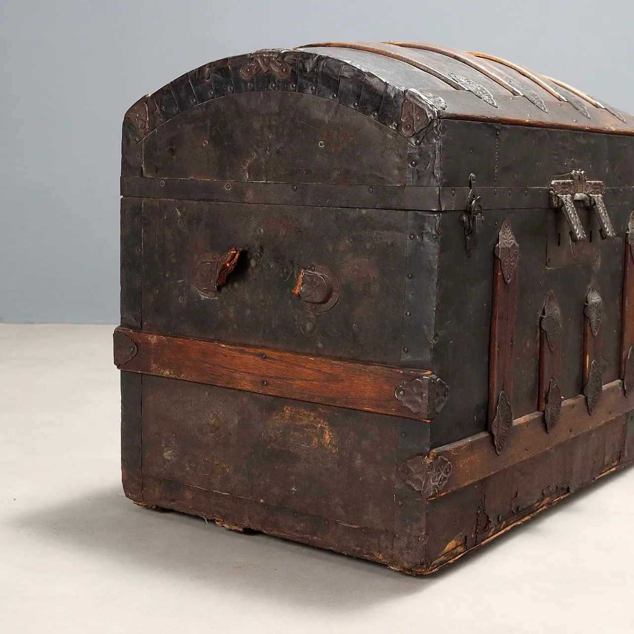 Cassa eclettica in pioppo, argento, abete e metallo, fine '800 9