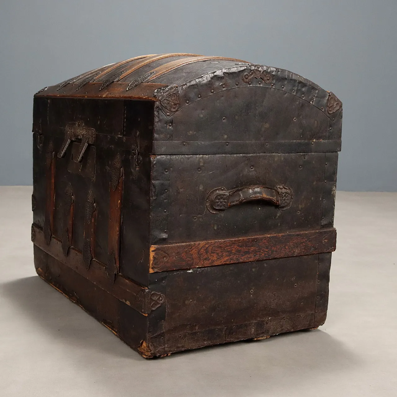 Cassa eclettica in pioppo, argento, abete e metallo, fine '800 10