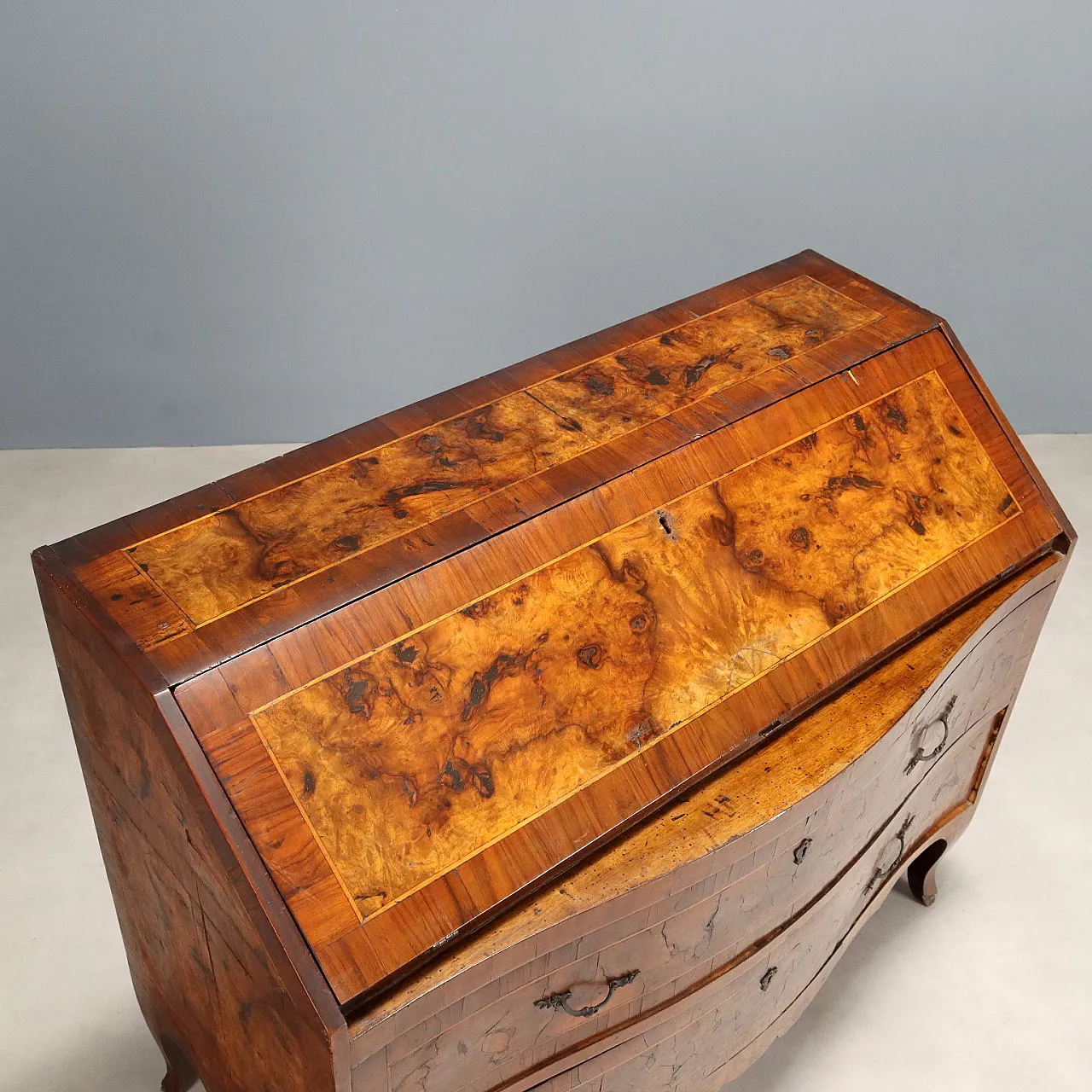 Comò barocco con piano a ribalta in noce e pioppo, '700 3