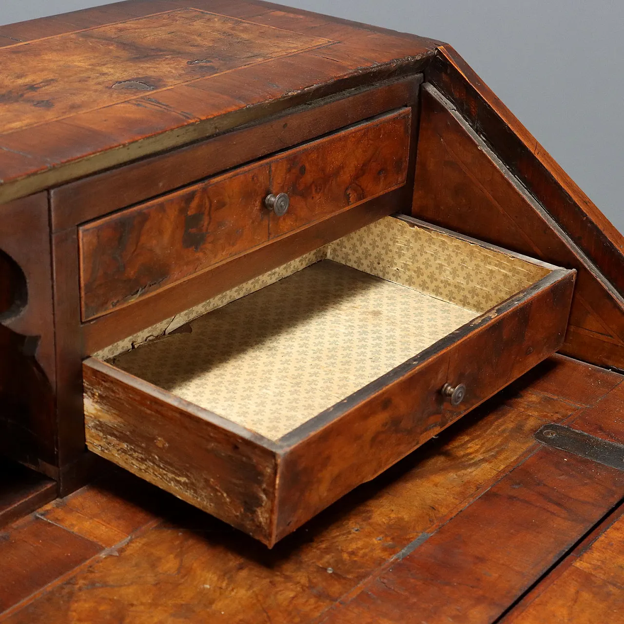 Comò barocco con piano a ribalta in noce e pioppo, '700 5