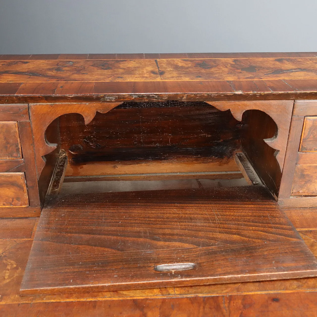 Comò barocco con piano a ribalta in noce e pioppo, '700 7