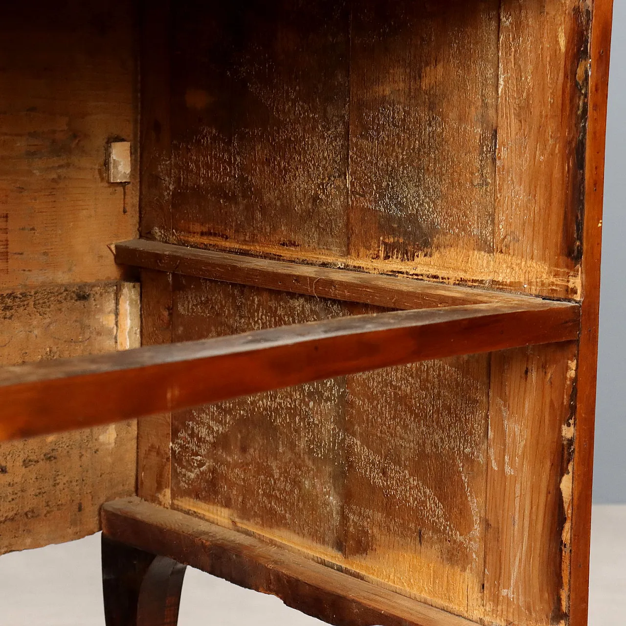 Comò barocco con piano a ribalta in noce e pioppo, '700 9