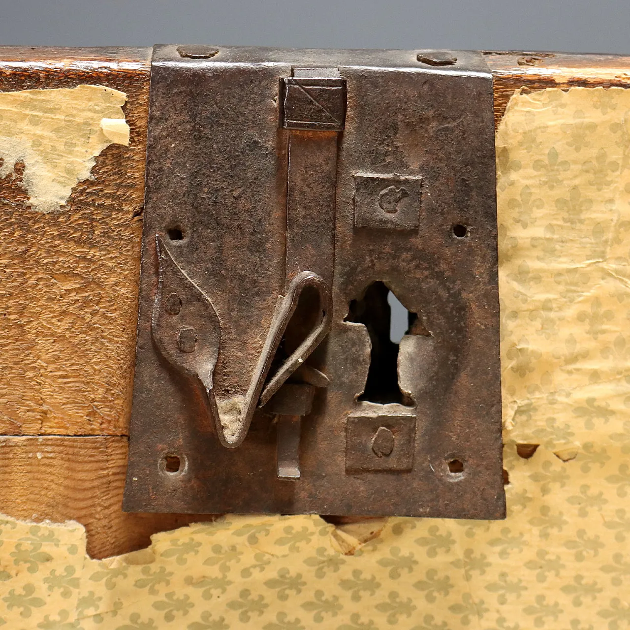 Comò barocco con piano a ribalta in noce e pioppo, '700 10