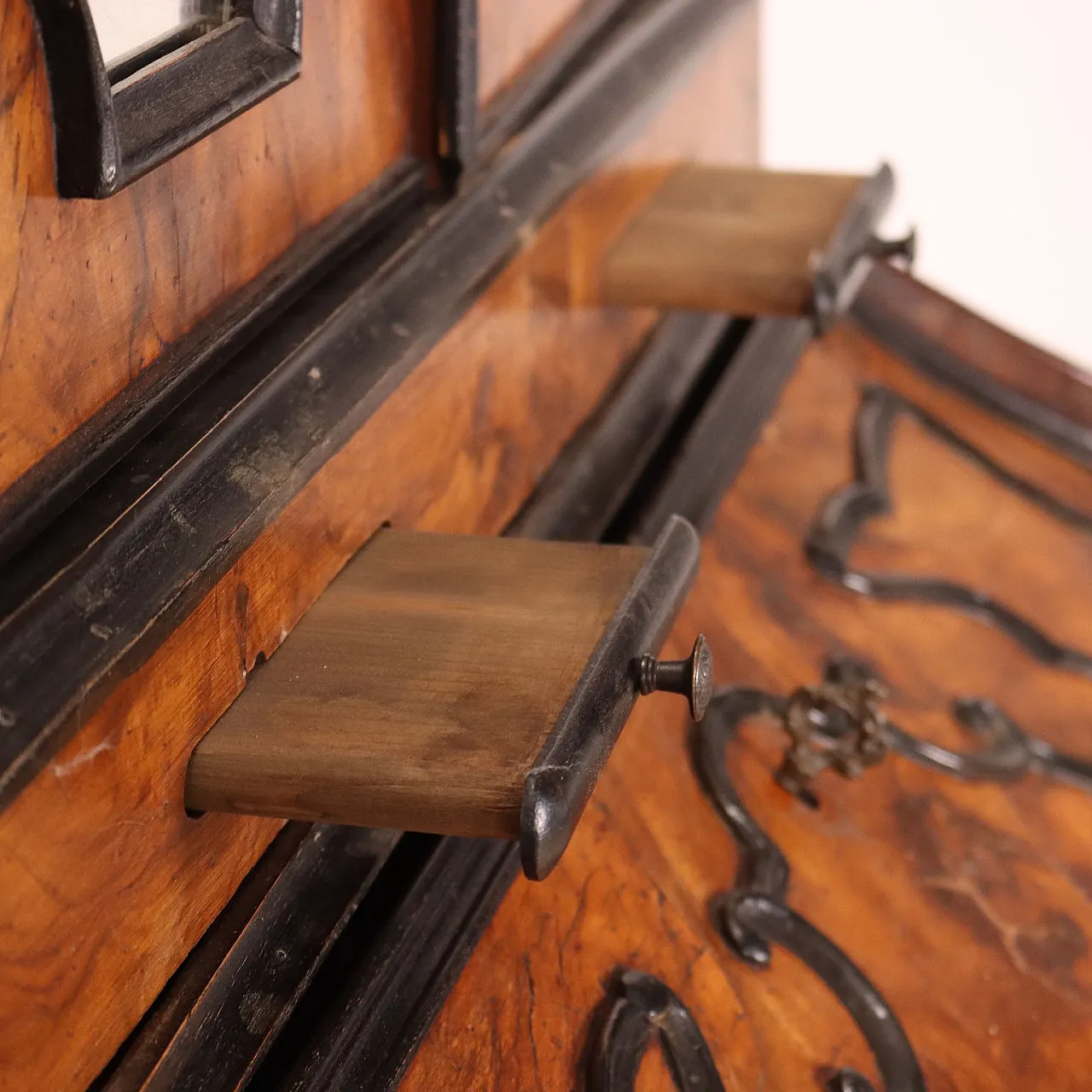 Lombard trumeau veneered in walnut burl, early 1900s 5