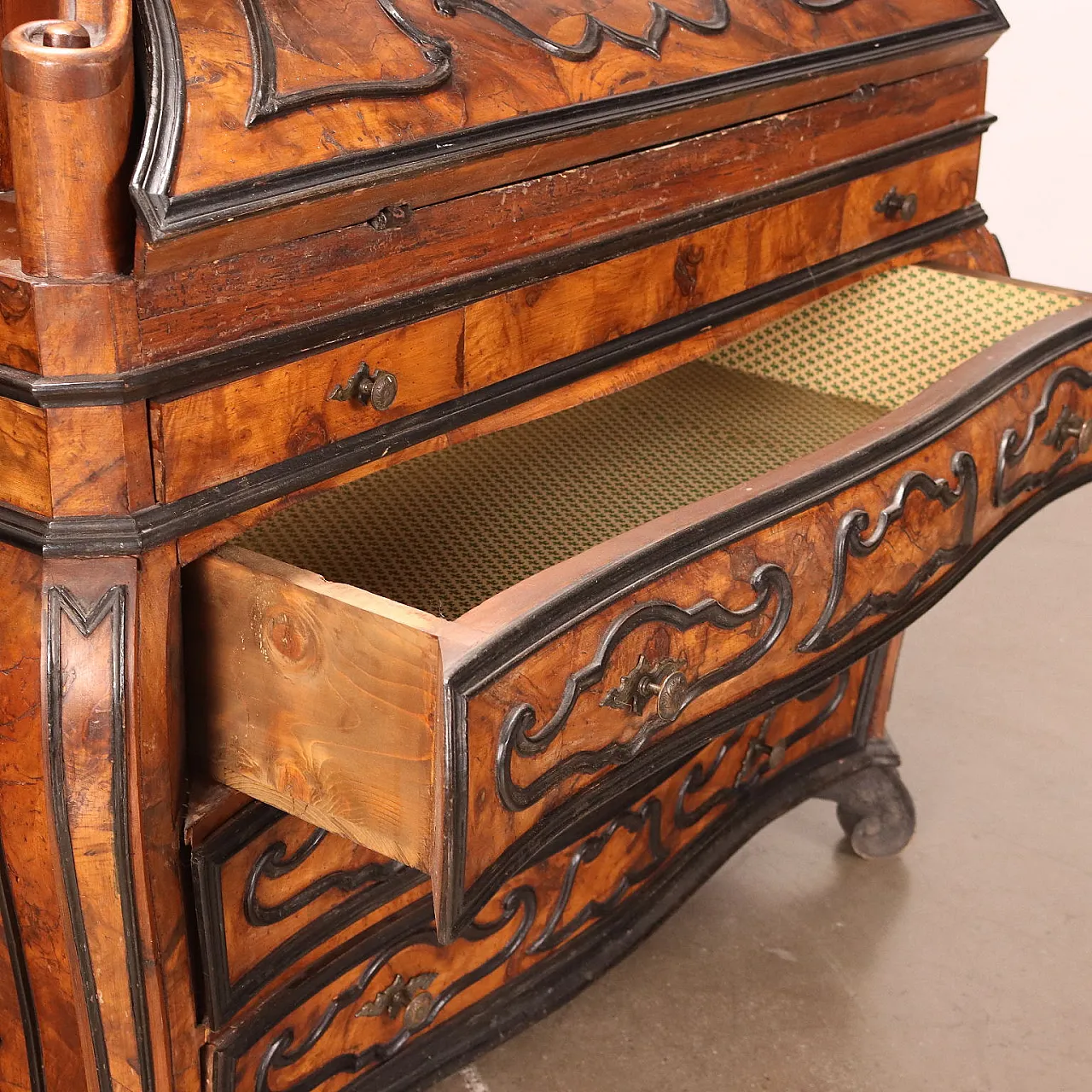 Lombard trumeau veneered in walnut burl, early 1900s 10