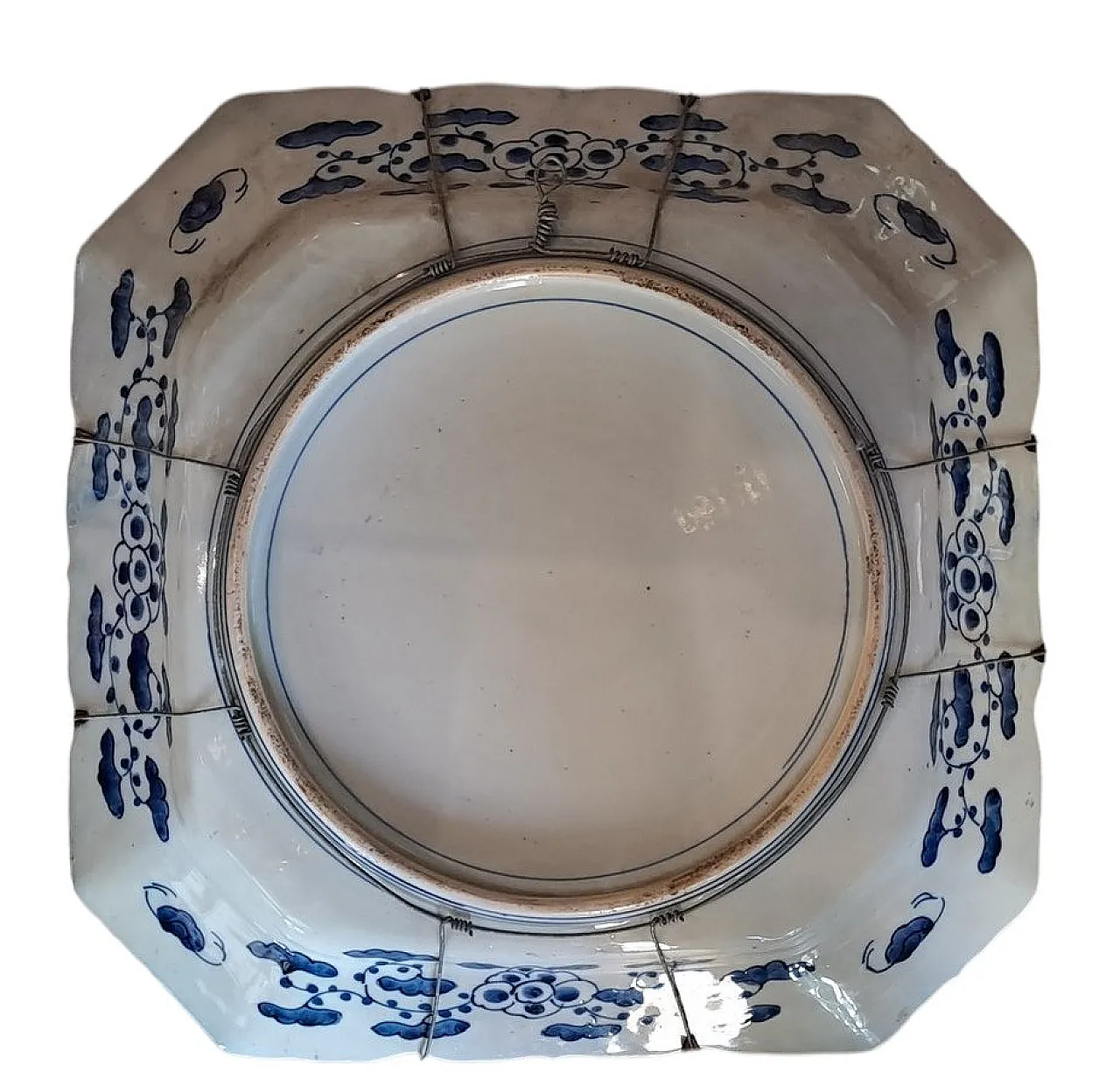 Pair of Imari porcelain plates, 19th century 6