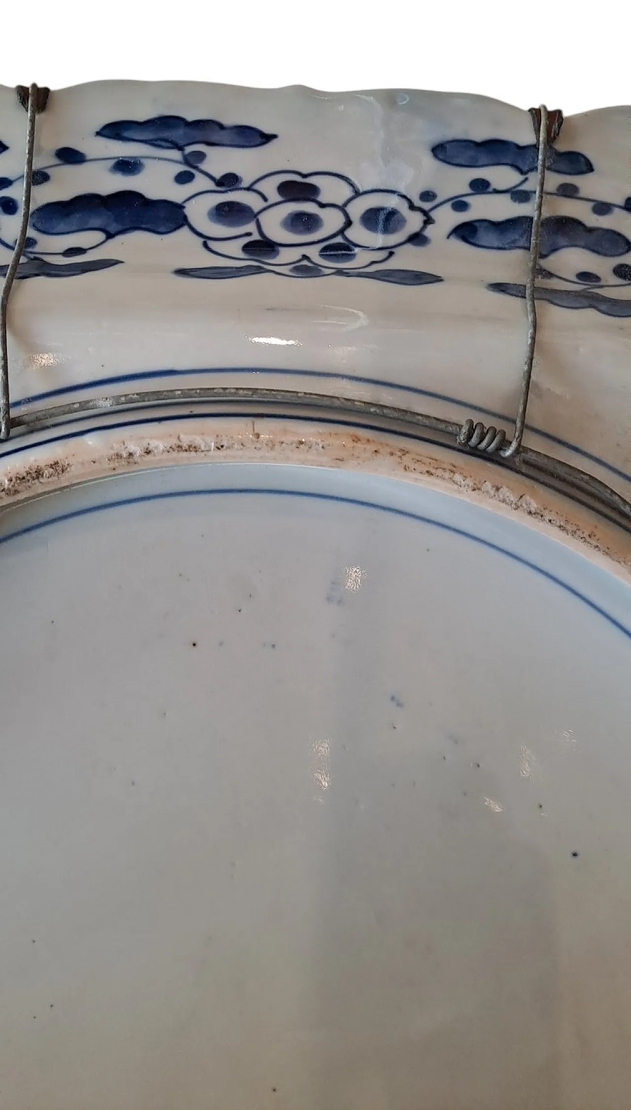 Pair of Imari porcelain plates, 19th century 7