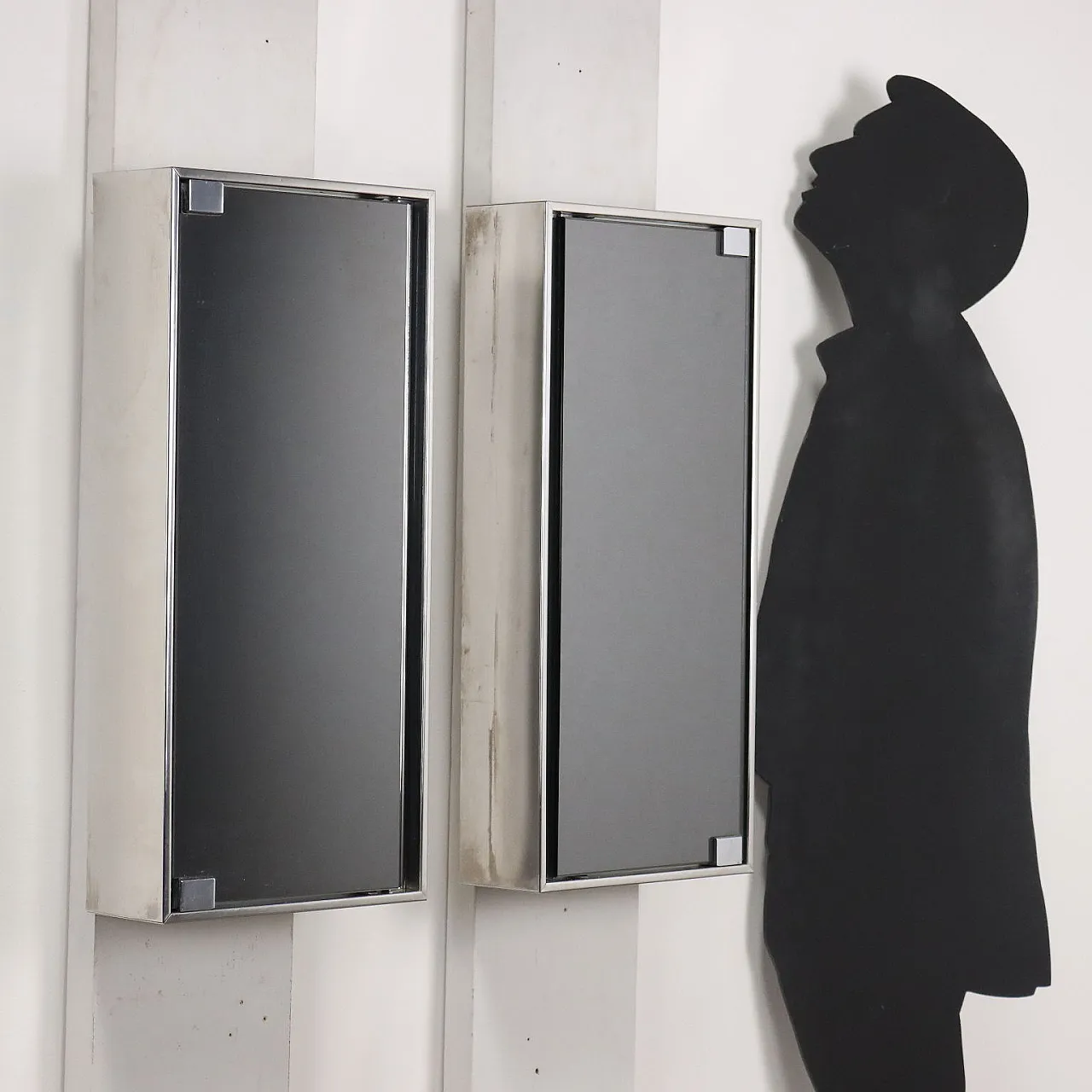 Due pensili da bagno in metallo specchiato, anni '70 2