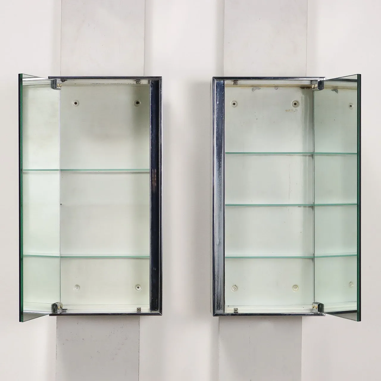 Due pensili da bagno in metallo specchiato, anni '70 3