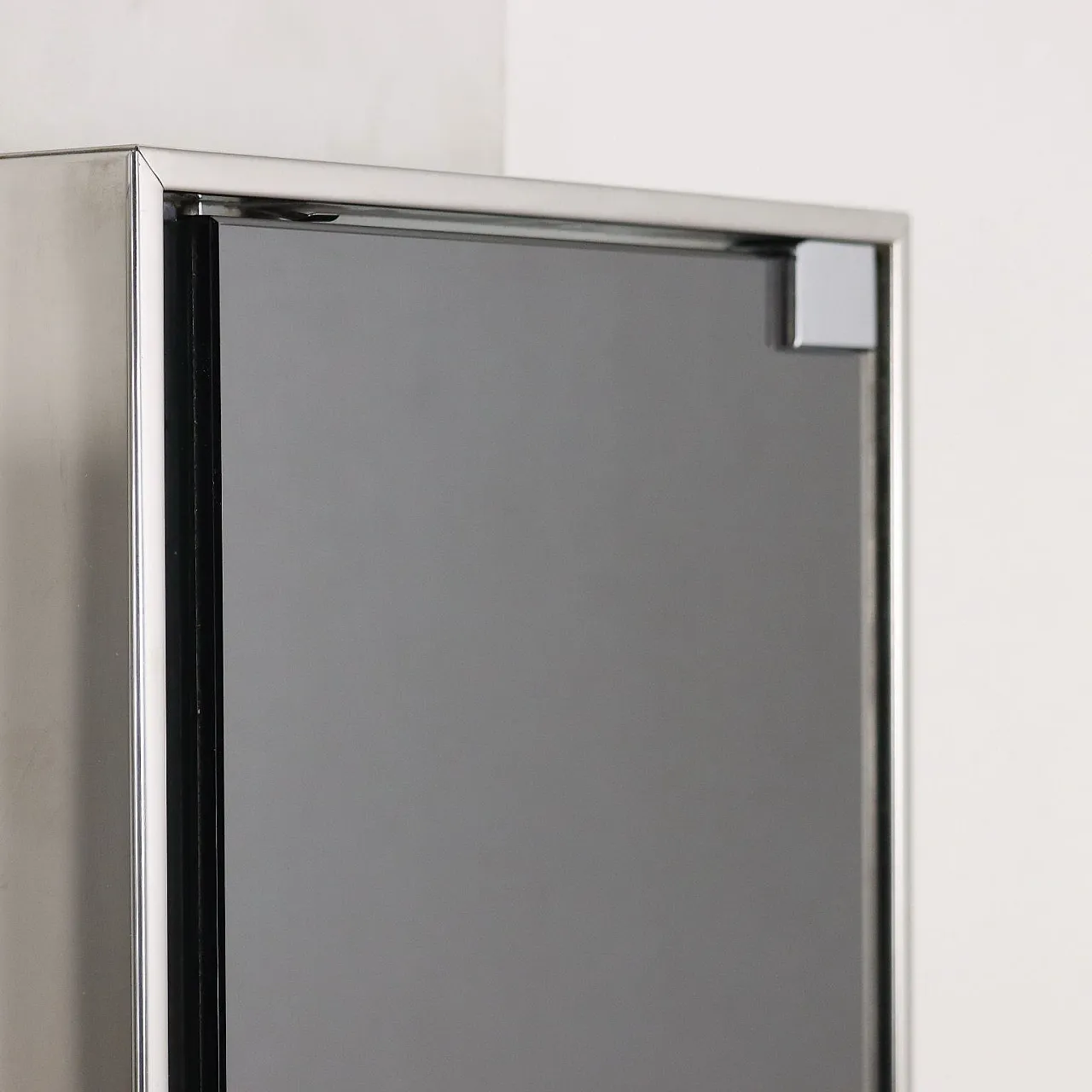 Due pensili da bagno in metallo specchiato, anni '70 4