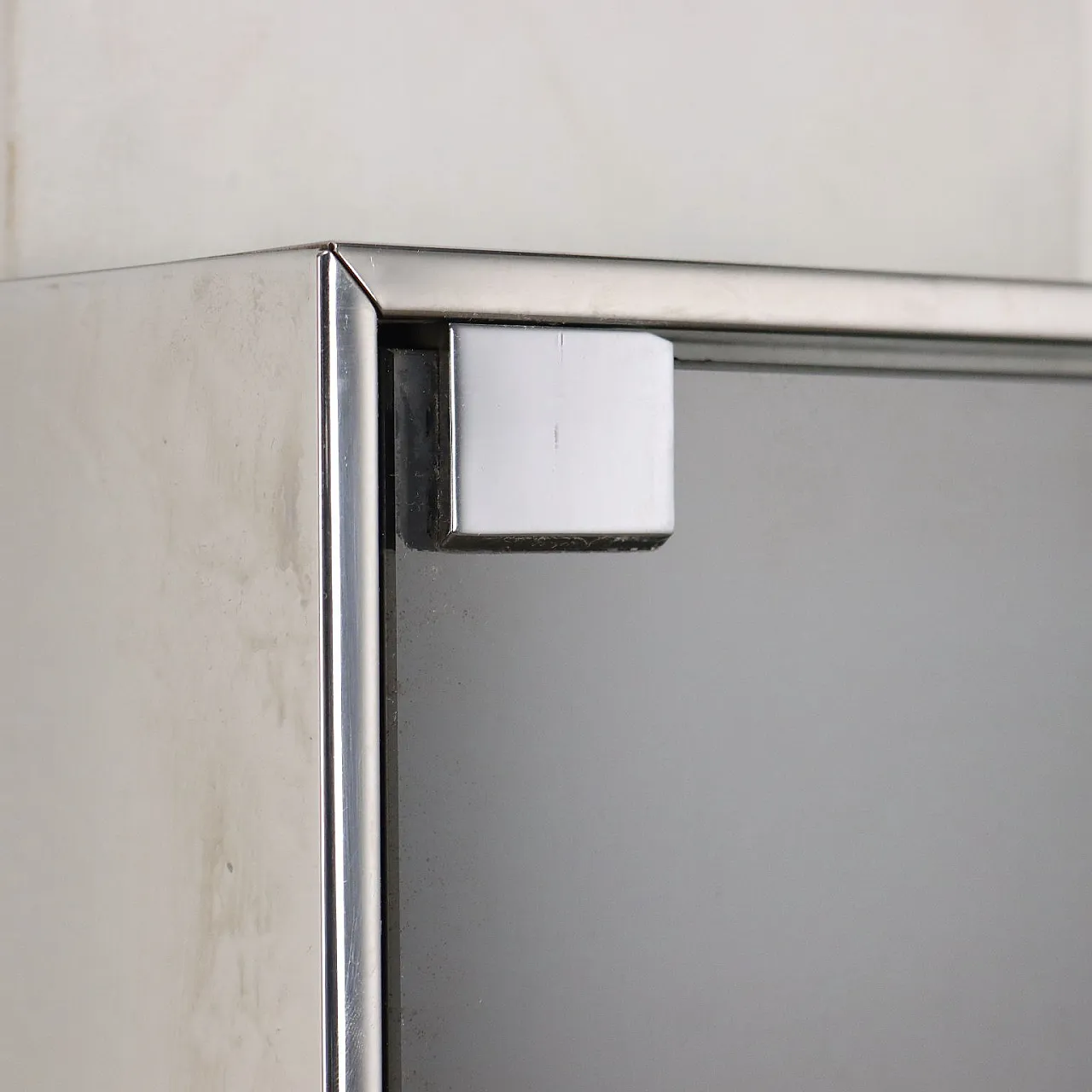 Due pensili da bagno in metallo specchiato, anni '70 5