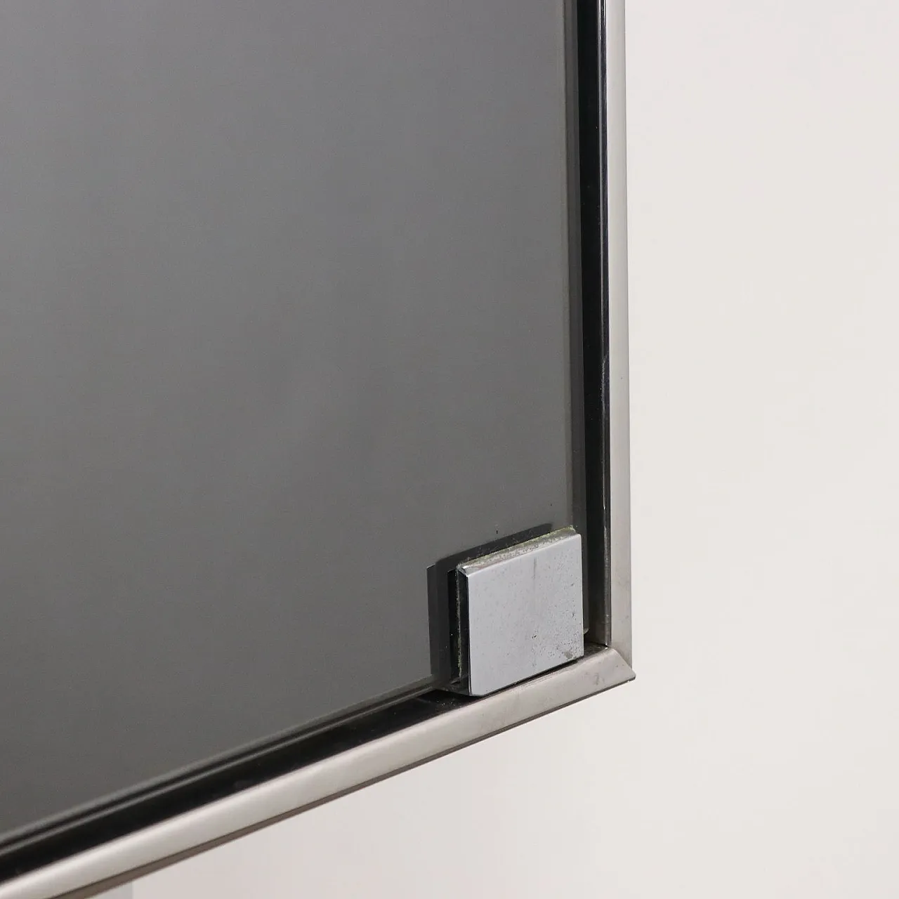 Due pensili da bagno in metallo specchiato, anni '70 6