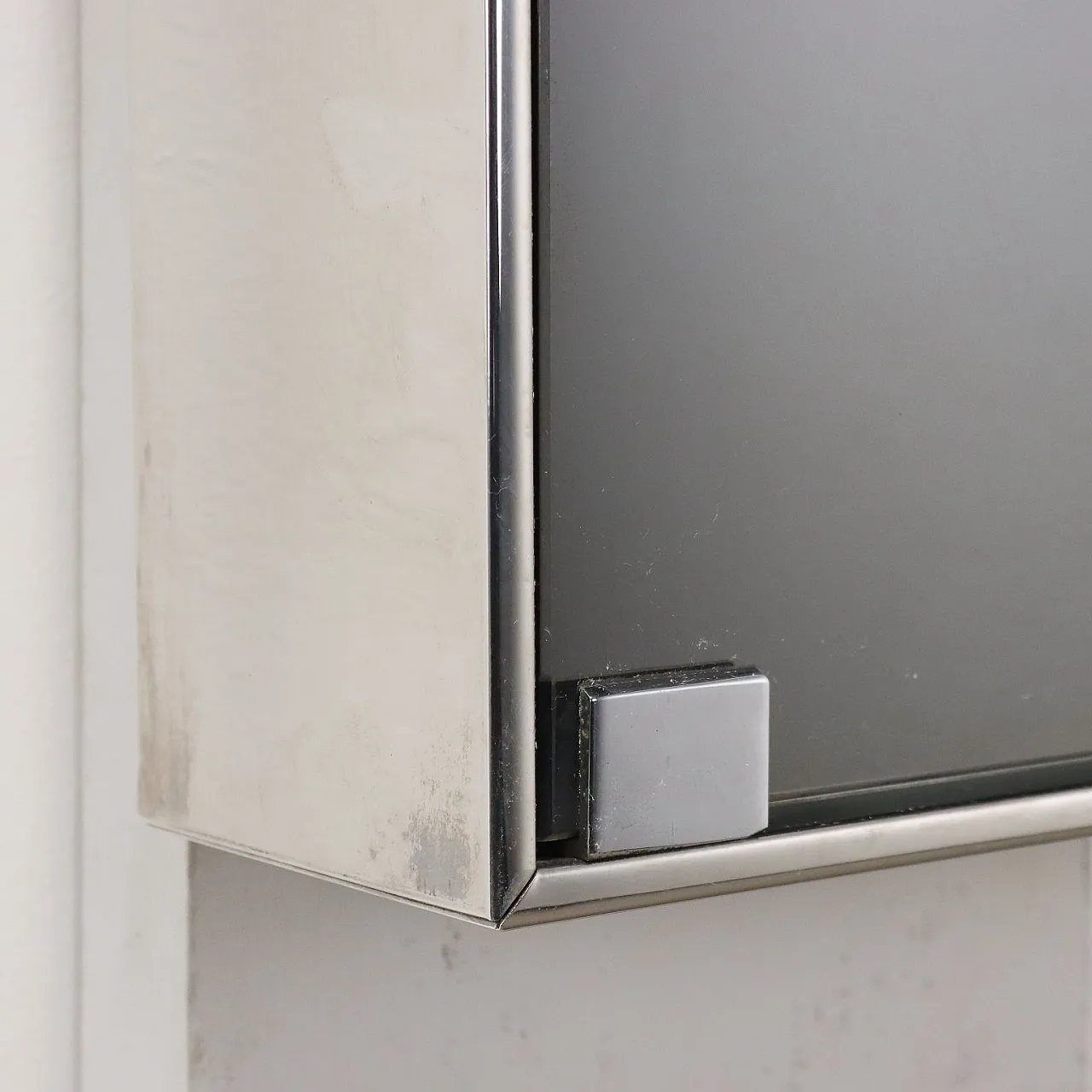 Due pensili da bagno in metallo specchiato, anni '70 7