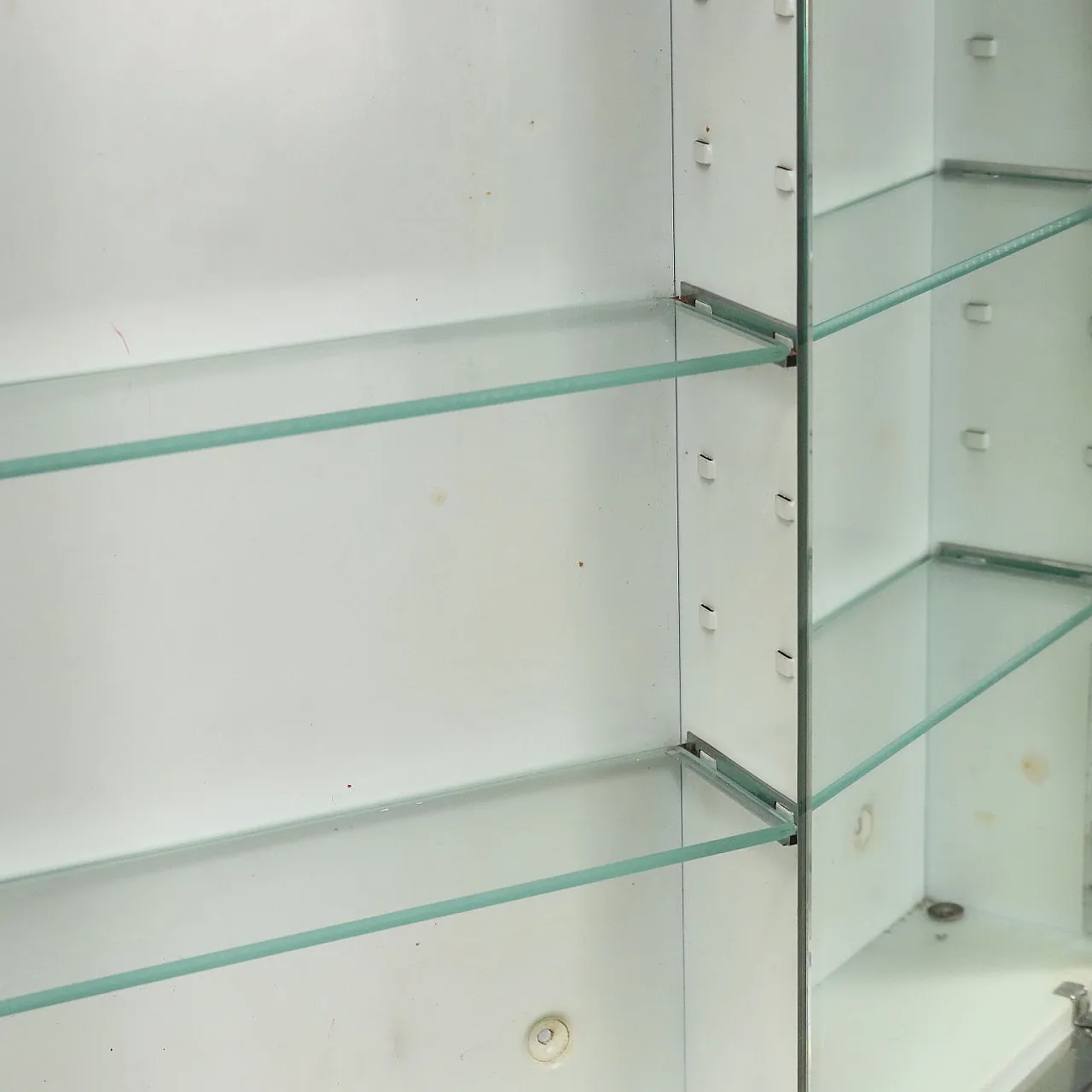 Due pensili da bagno in metallo specchiato, anni '70 8