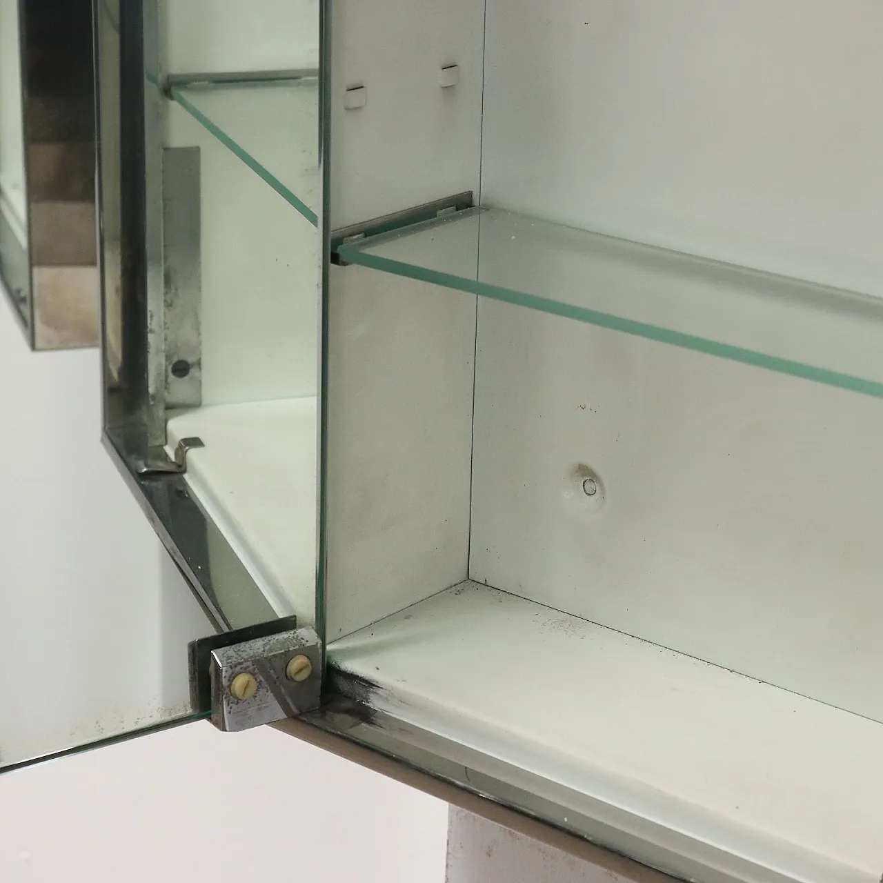 Due pensili da bagno in metallo specchiato, anni '70 9