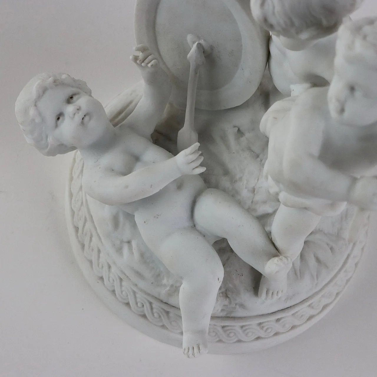 Amorini in biscuit di Sèvres, anni '50 3