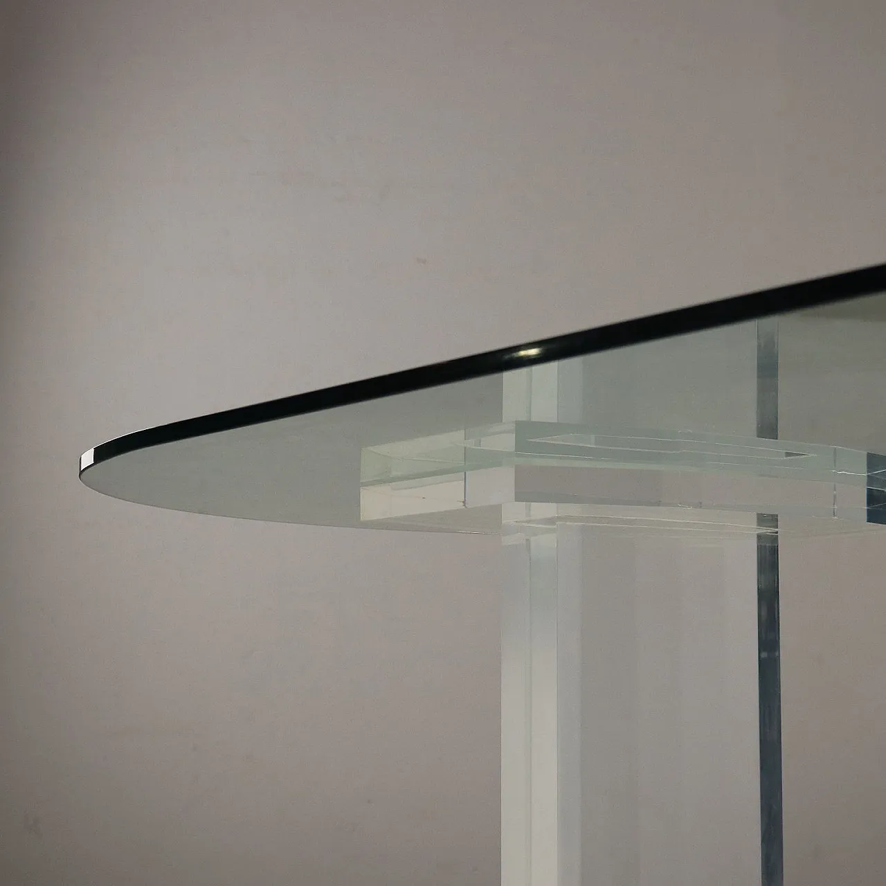 Tavolo con piano ovale in cristallo e piedi in plexiglass, anni '80 3