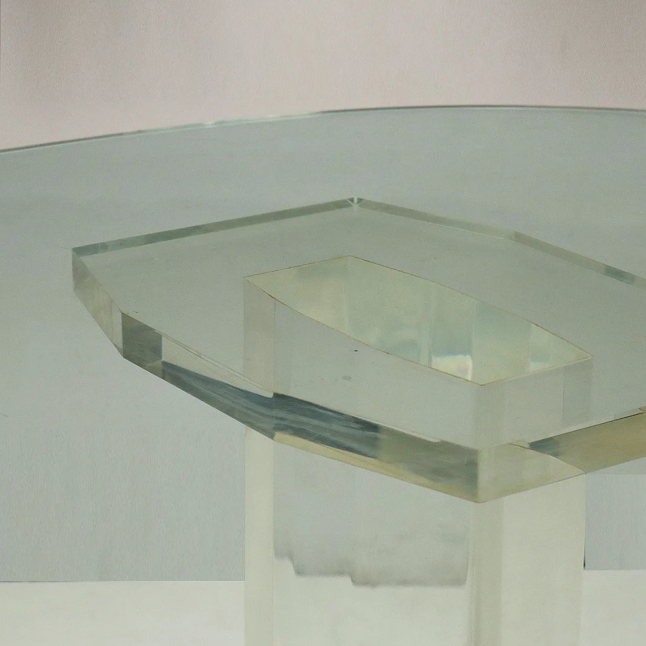 Tavolo con piano ovale in cristallo e piedi in plexiglass, anni '80 5