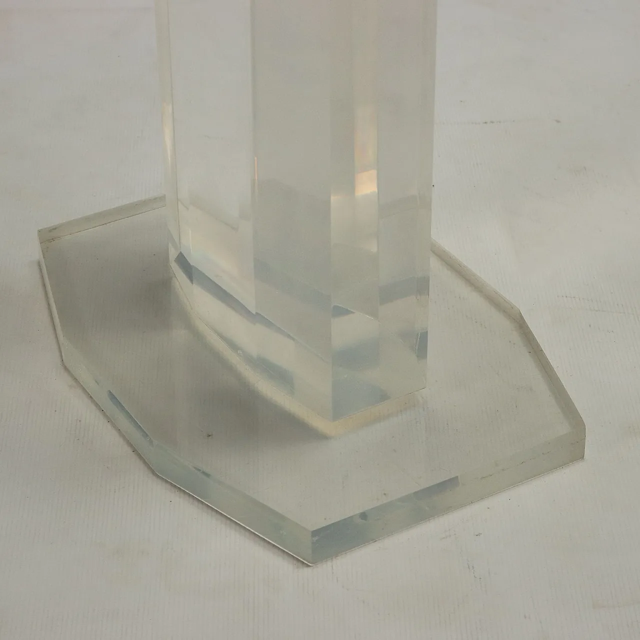 Tavolo con piano ovale in cristallo e piedi in plexiglass, anni '80 8