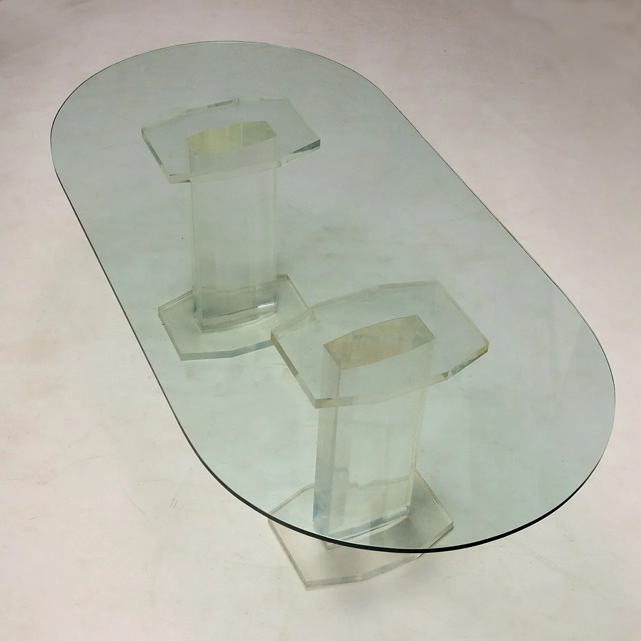 Tavolo con piano ovale in cristallo e piedi in plexiglass, anni '80 10