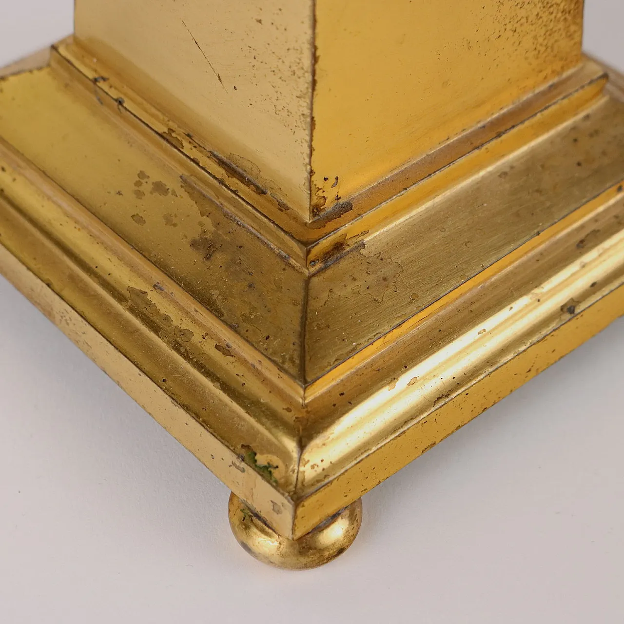 Coppia di candelieri in bronzo dorato con base quadrata 7