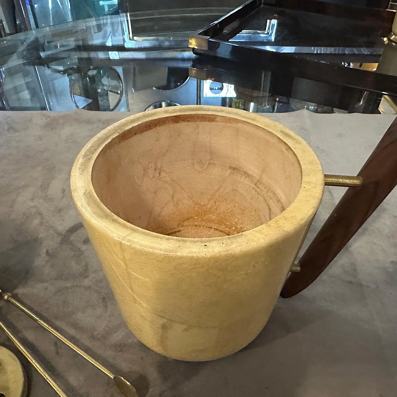 Secchiello in ottone, legno e pelle di capra di Aldo Tura, anni '50 7