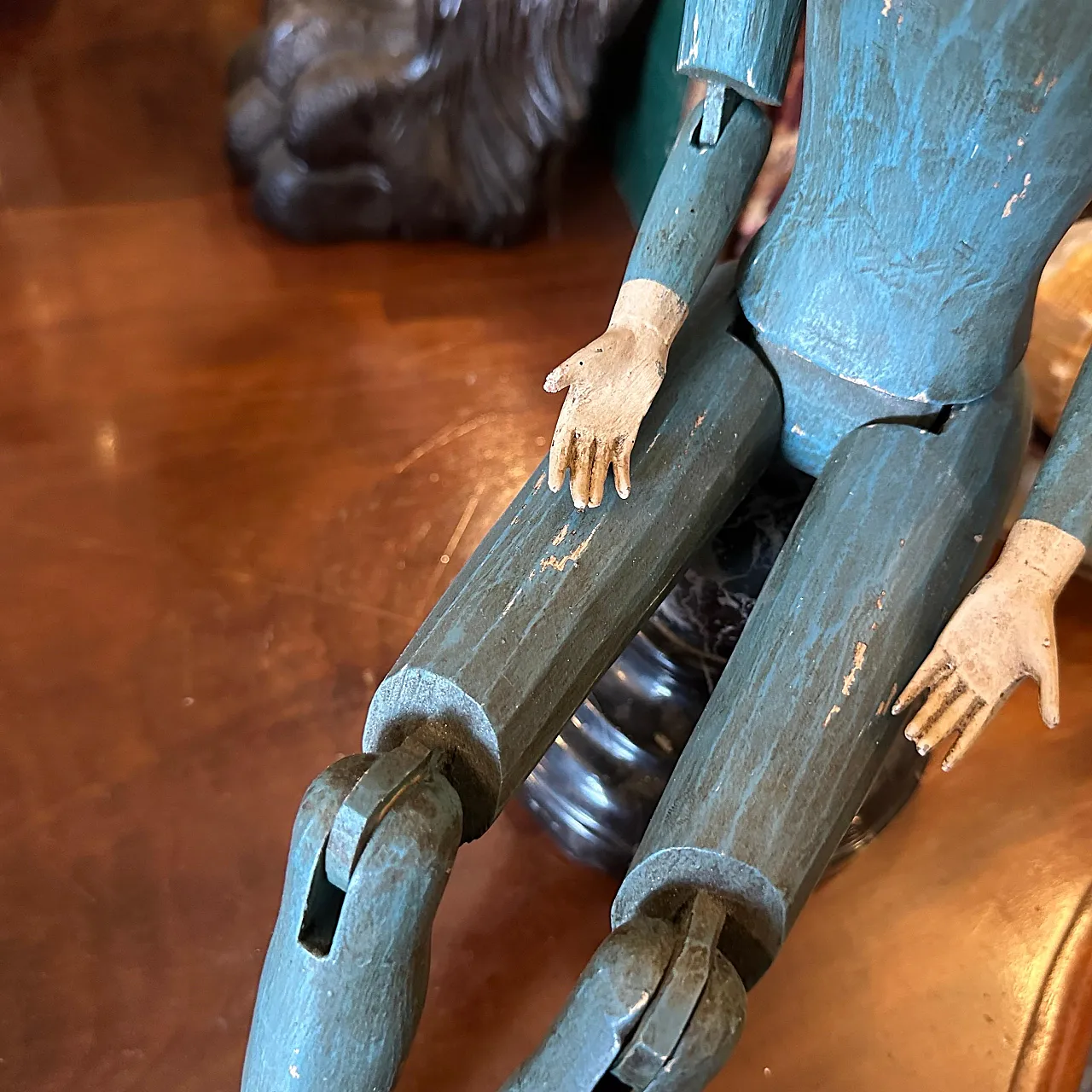 Manichino articolato in legno laccato, anni '50 9