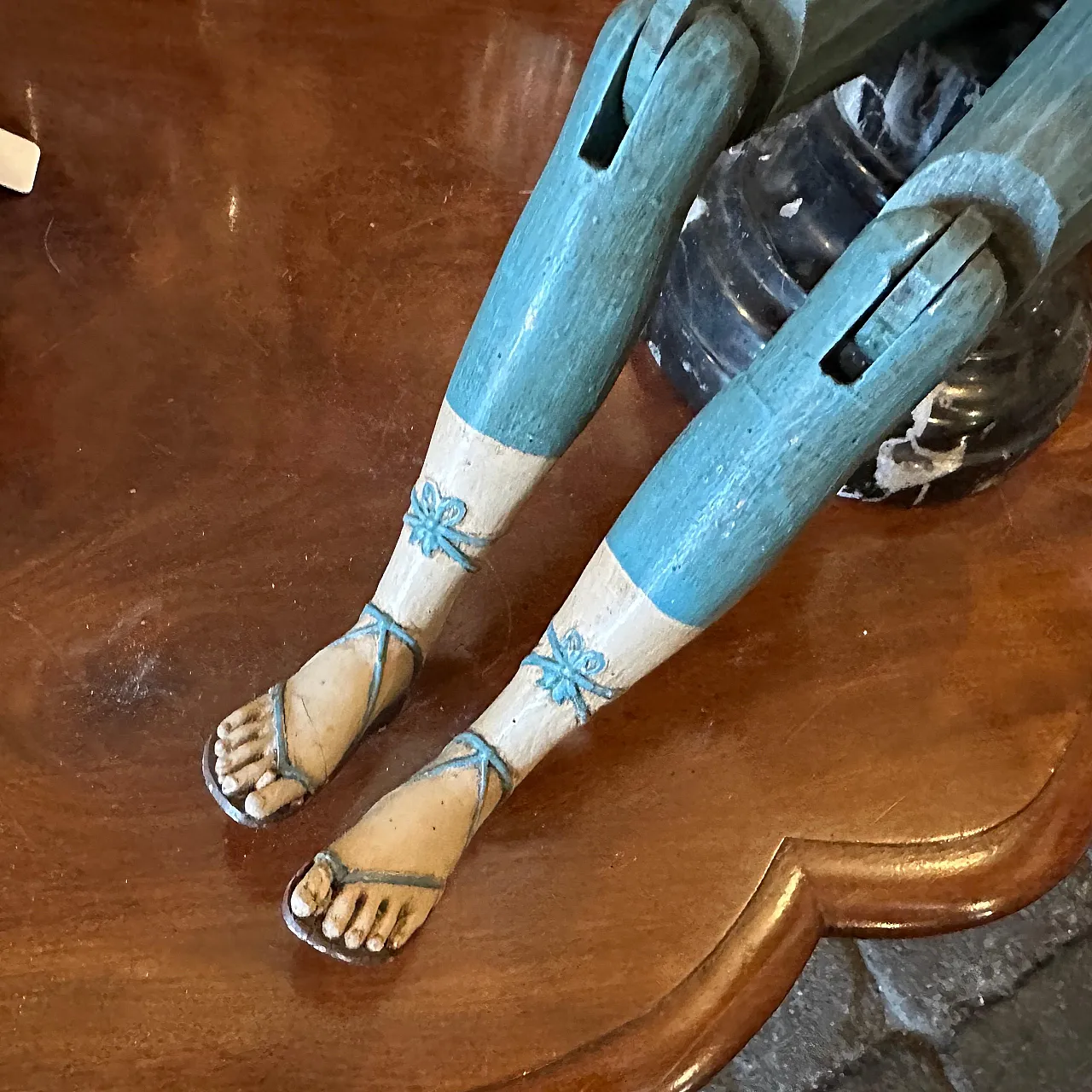 Manichino articolato in legno laccato, anni '50 11