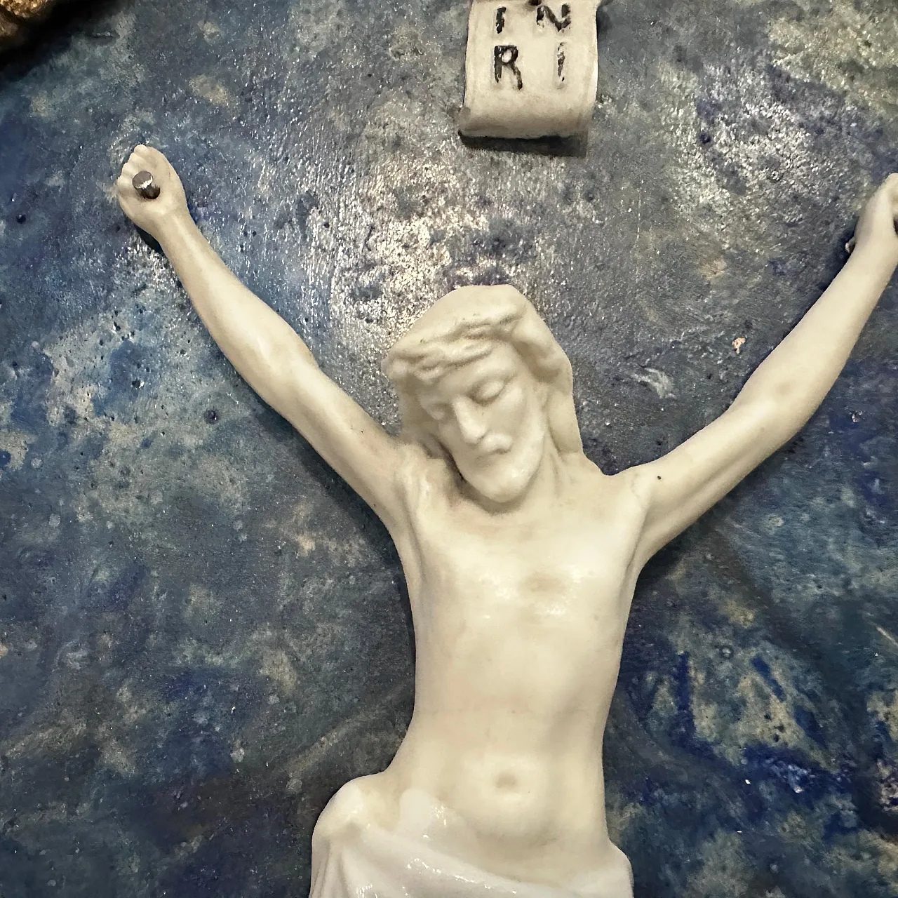 Gilded wooden frame with white porcelain Christ, 19th century 12