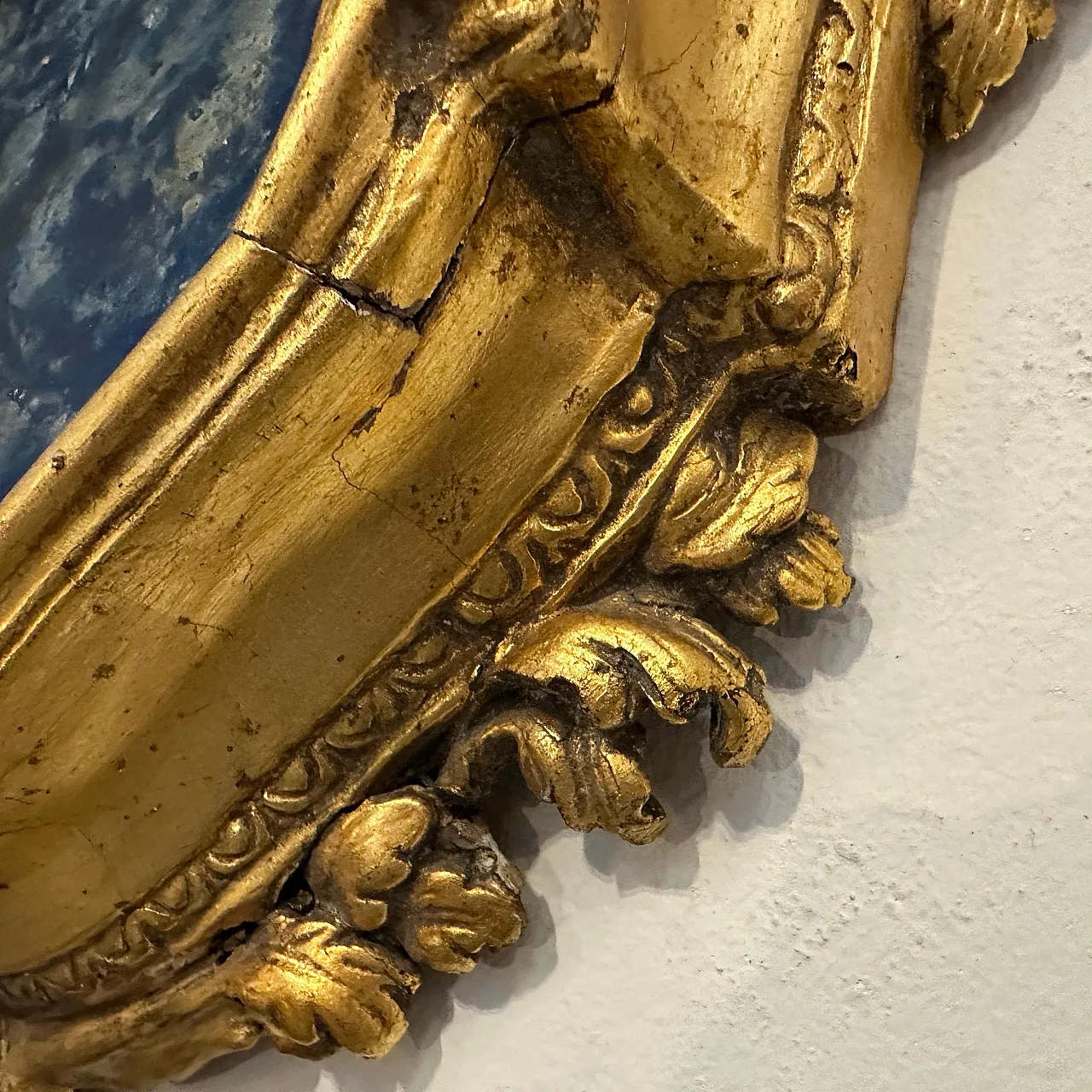 Gilded wooden frame with white porcelain Christ, 19th century 13