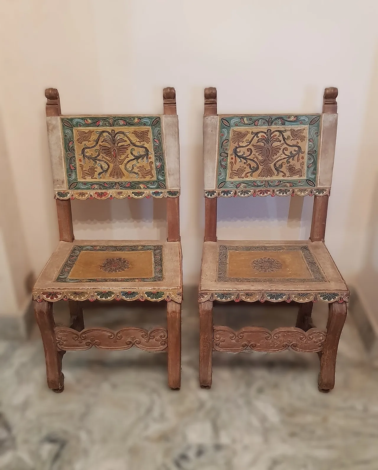 Coppia di sedie in stile coloniale in pelle, metà '900 1