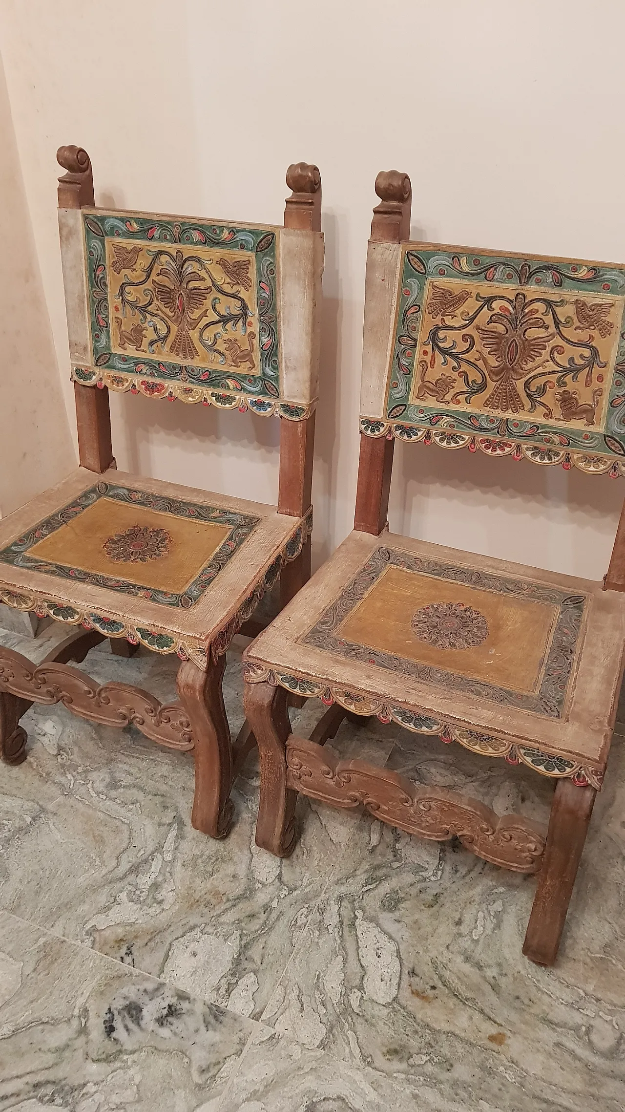 Coppia di sedie in stile coloniale in pelle, metà '900 2