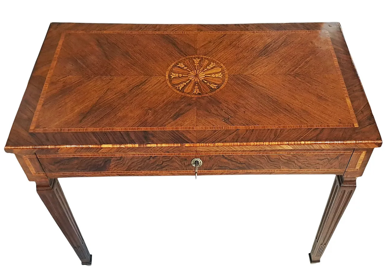 Neoclassical writing desk in walnut, late 18th century 2