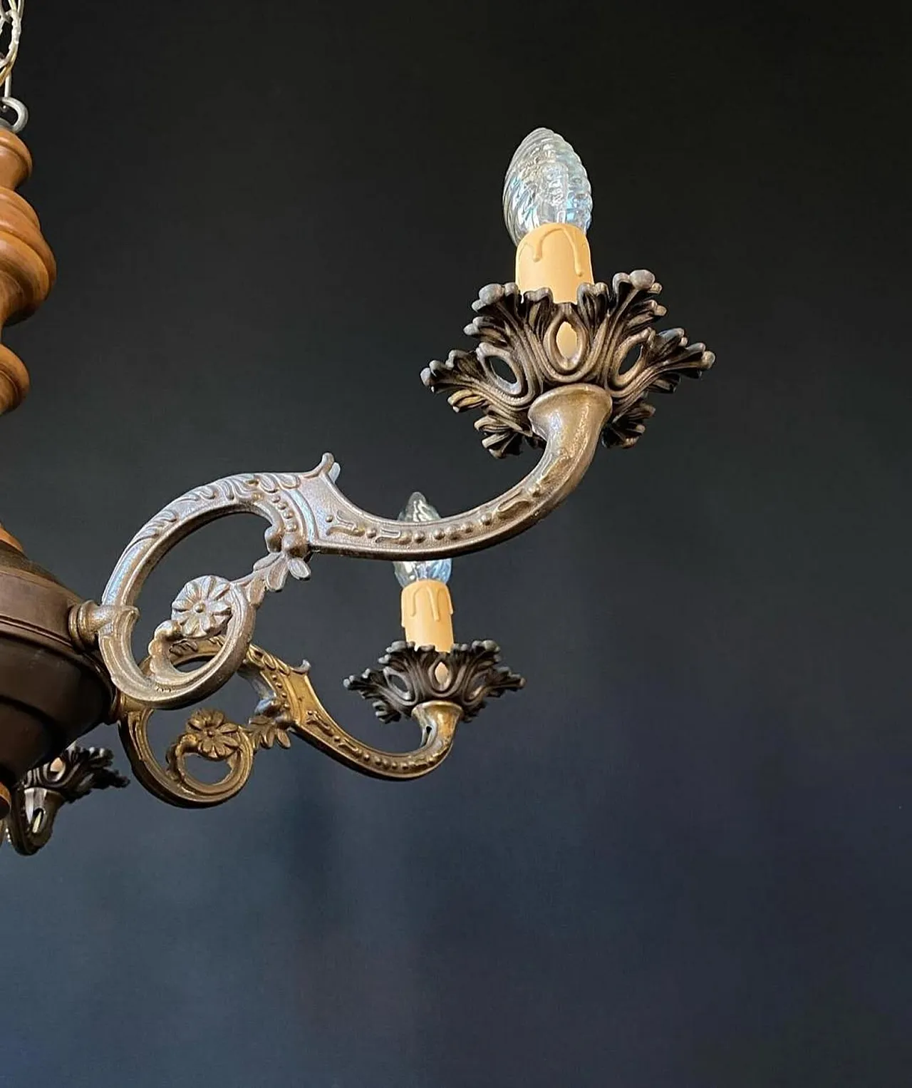 Grande lampadario antico in legno, anni '60 6