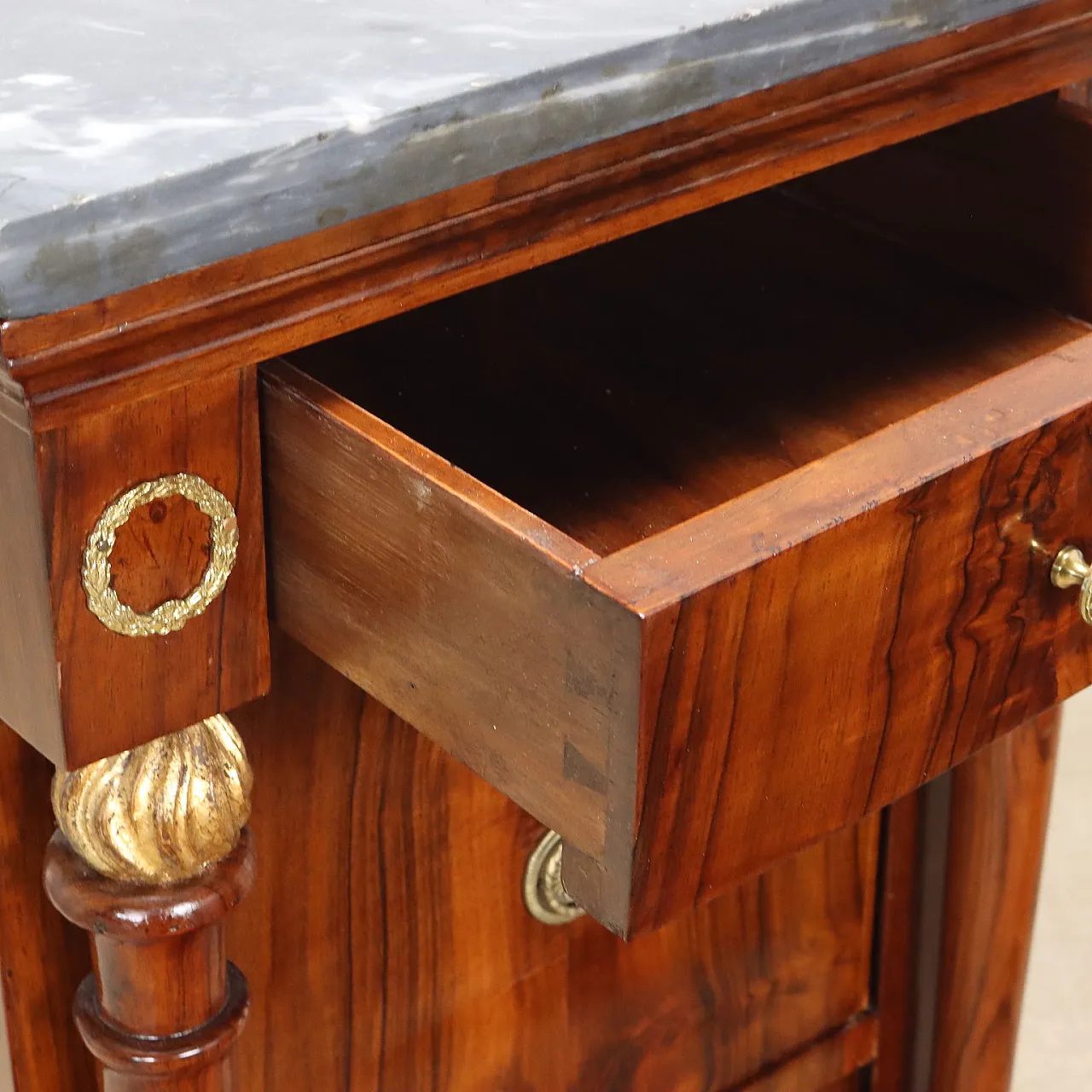 Coppia di comodini Impero in noce e marmo, primo '800 5