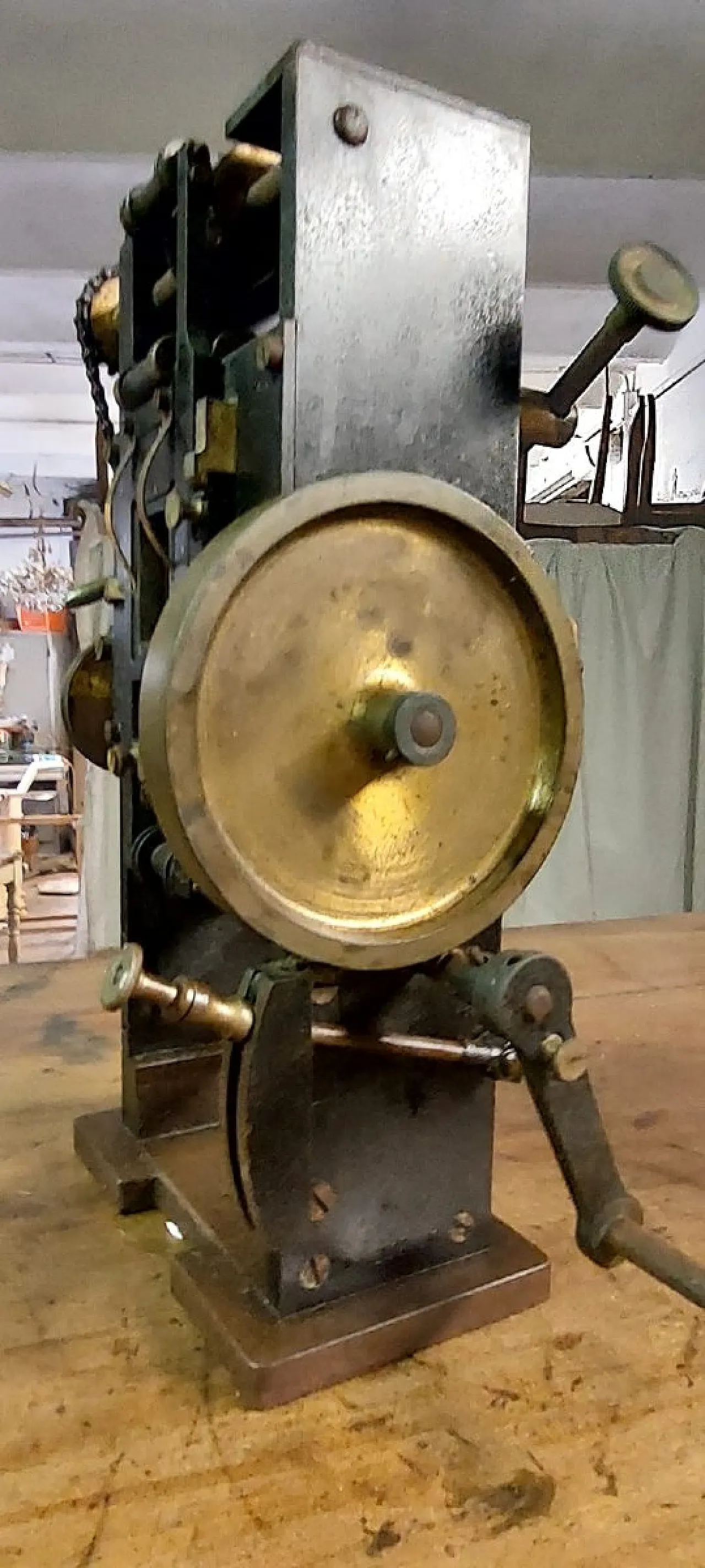 Hand-cranked movie projector, early 20th century 2