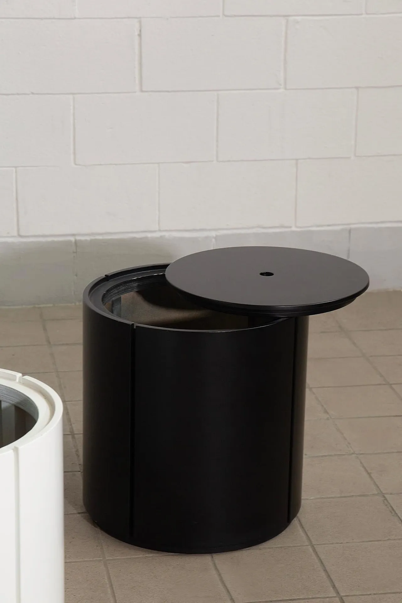 Coppia di comodini contenitori bianco e nero, anni '80 4