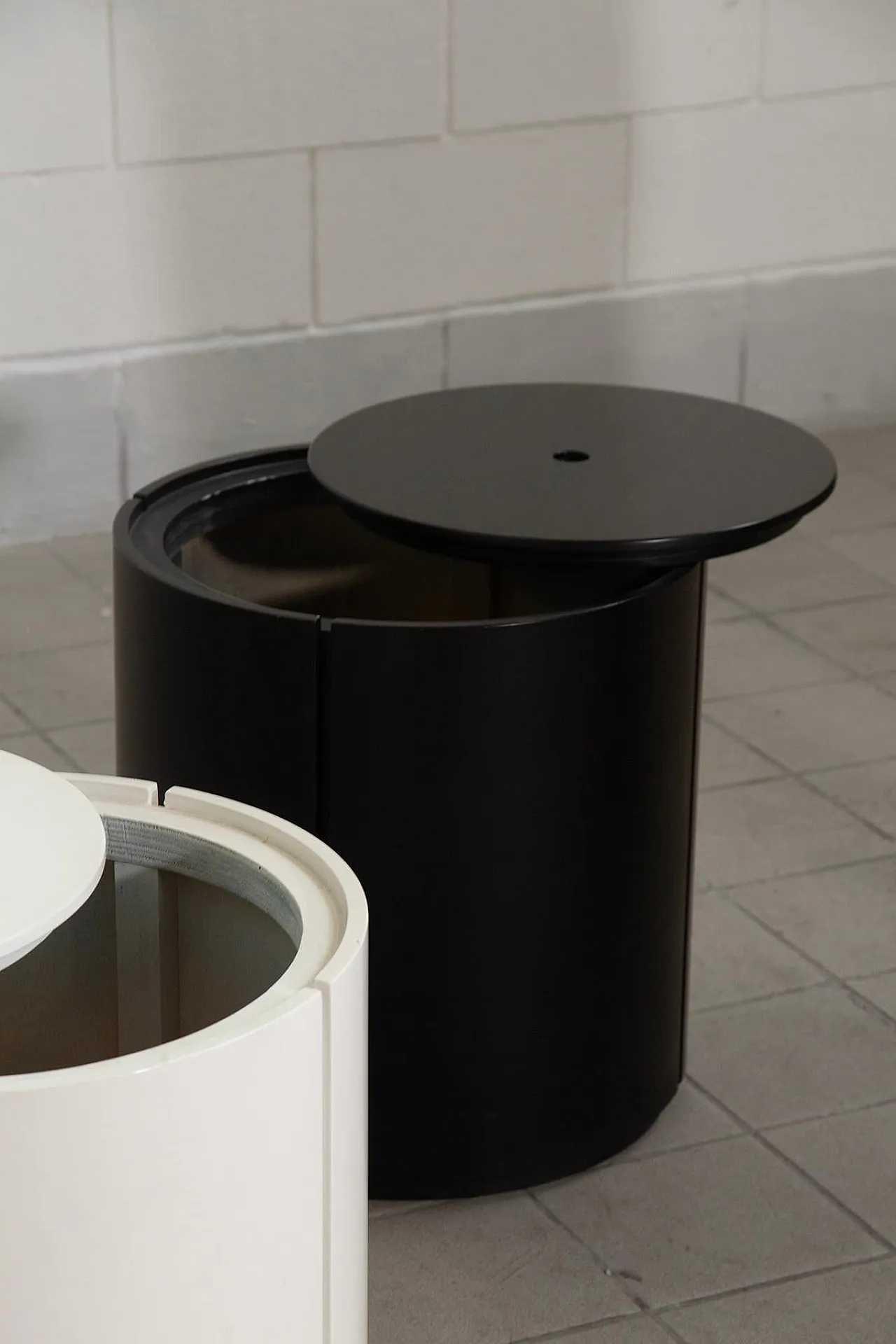 Coppia di comodini contenitori bianco e nero, anni '80 7