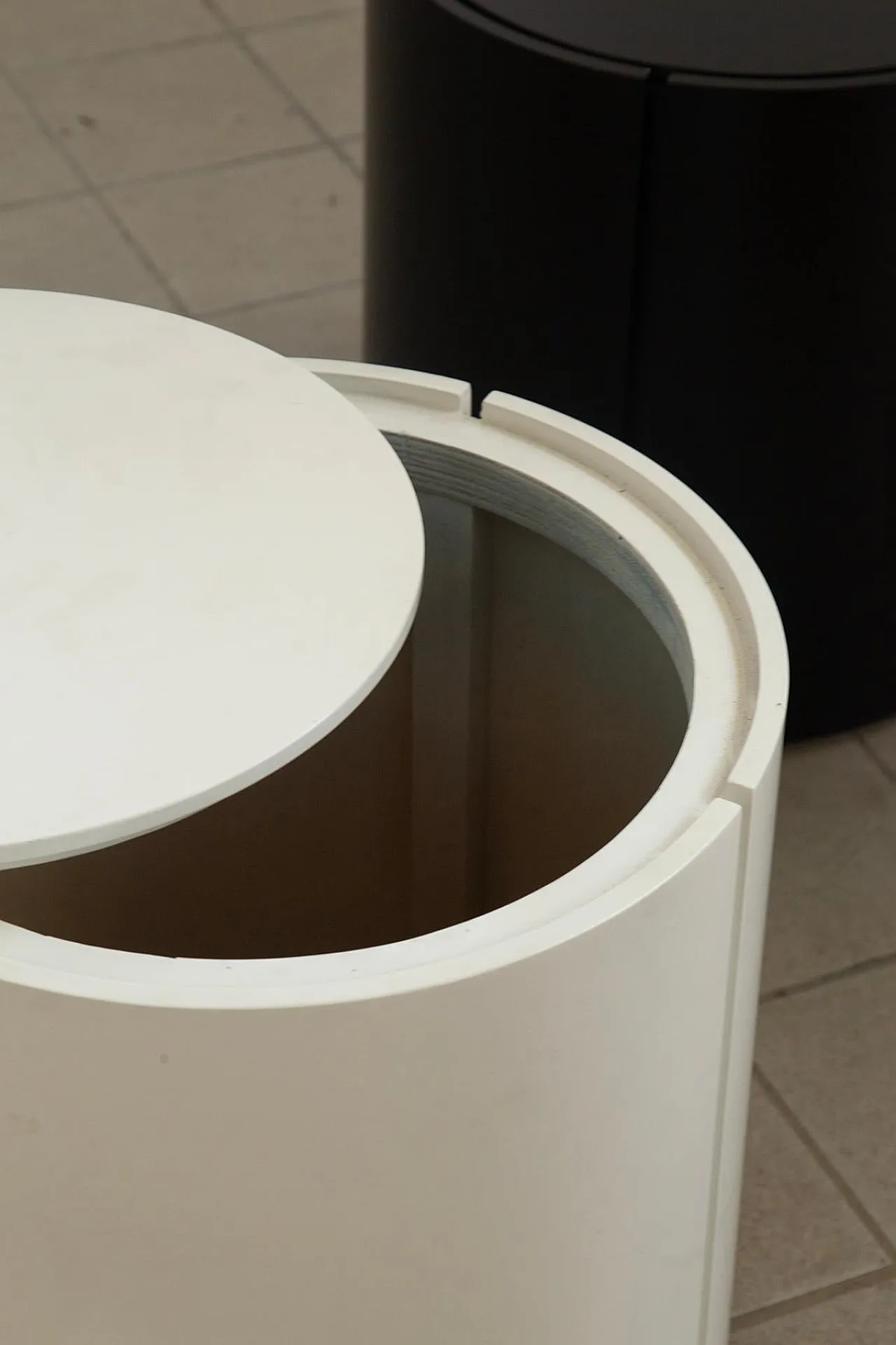 Coppia di comodini contenitori bianco e nero, anni '80 9