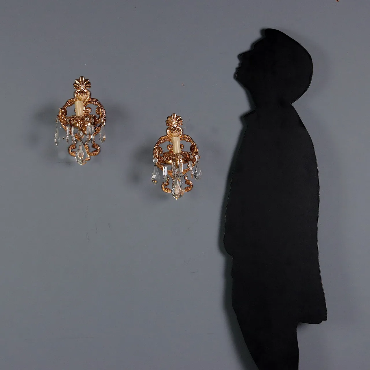 Coppia di appliques in stile rococò in bronzo e cristallo, '900 2