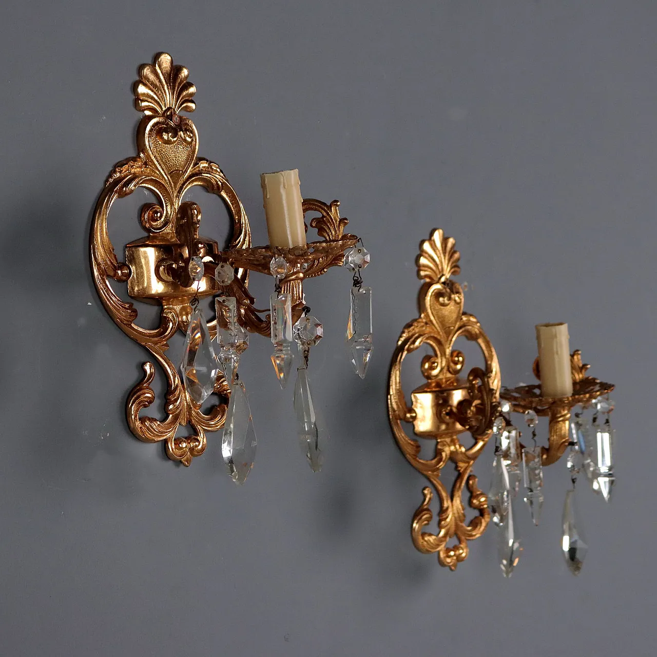 Coppia di appliques in stile rococò in bronzo e cristallo, '900 4