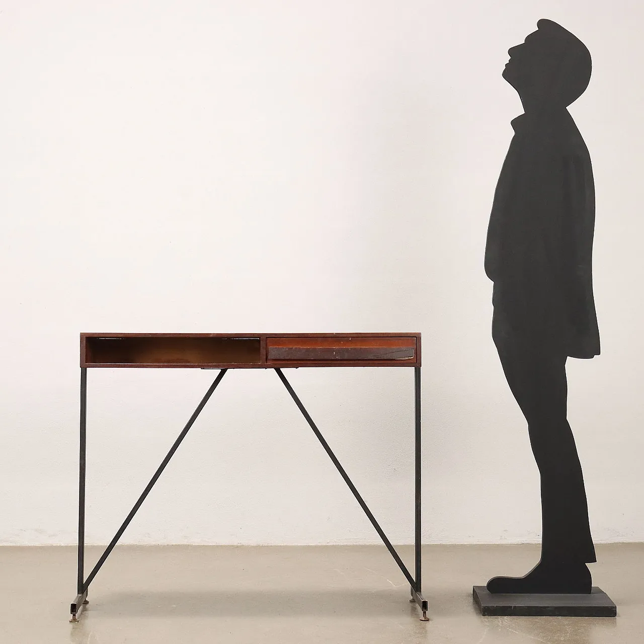 Consolle in teak con gambe in metallo smaltato & ottone, anni '60 2