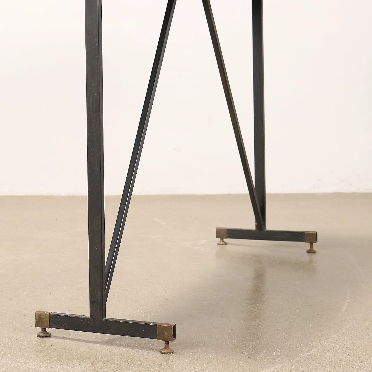 Consolle in teak con gambe in metallo smaltato & ottone, anni '60 5