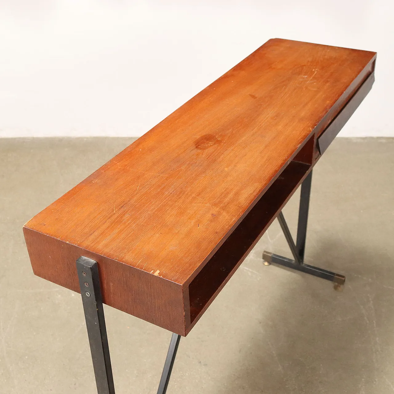 Consolle in teak con gambe in metallo smaltato & ottone, anni '60 7