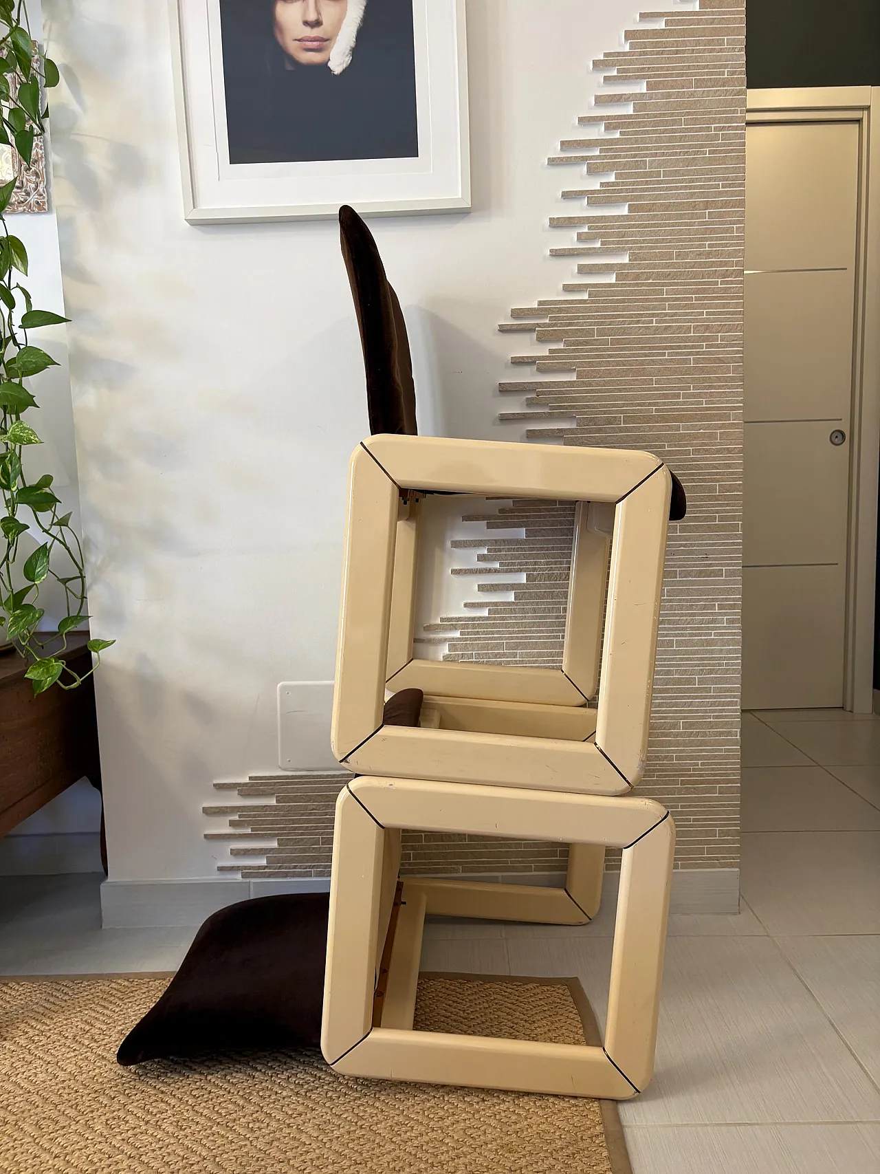 4 sedie space age ottone legno e velluto, anni '70 2