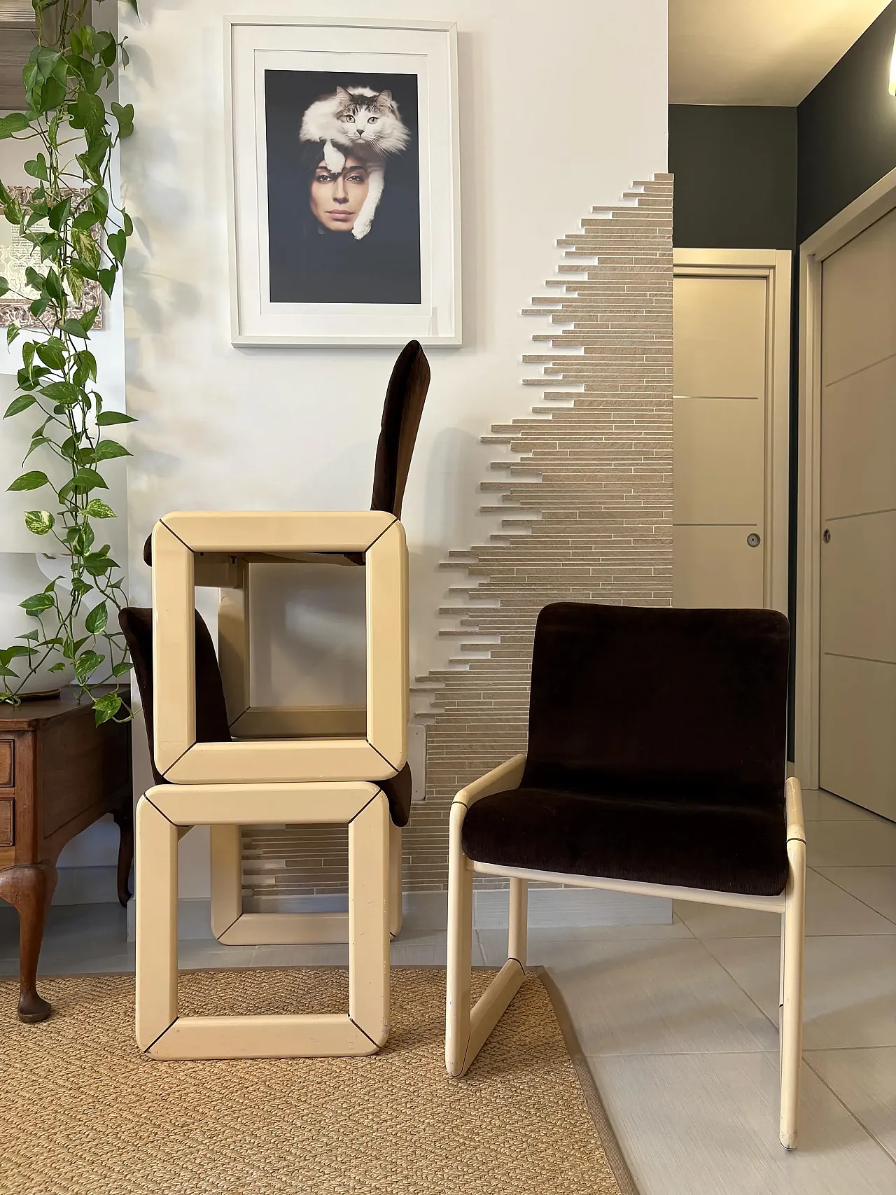 4 sedie space age ottone legno e velluto, anni '70 5