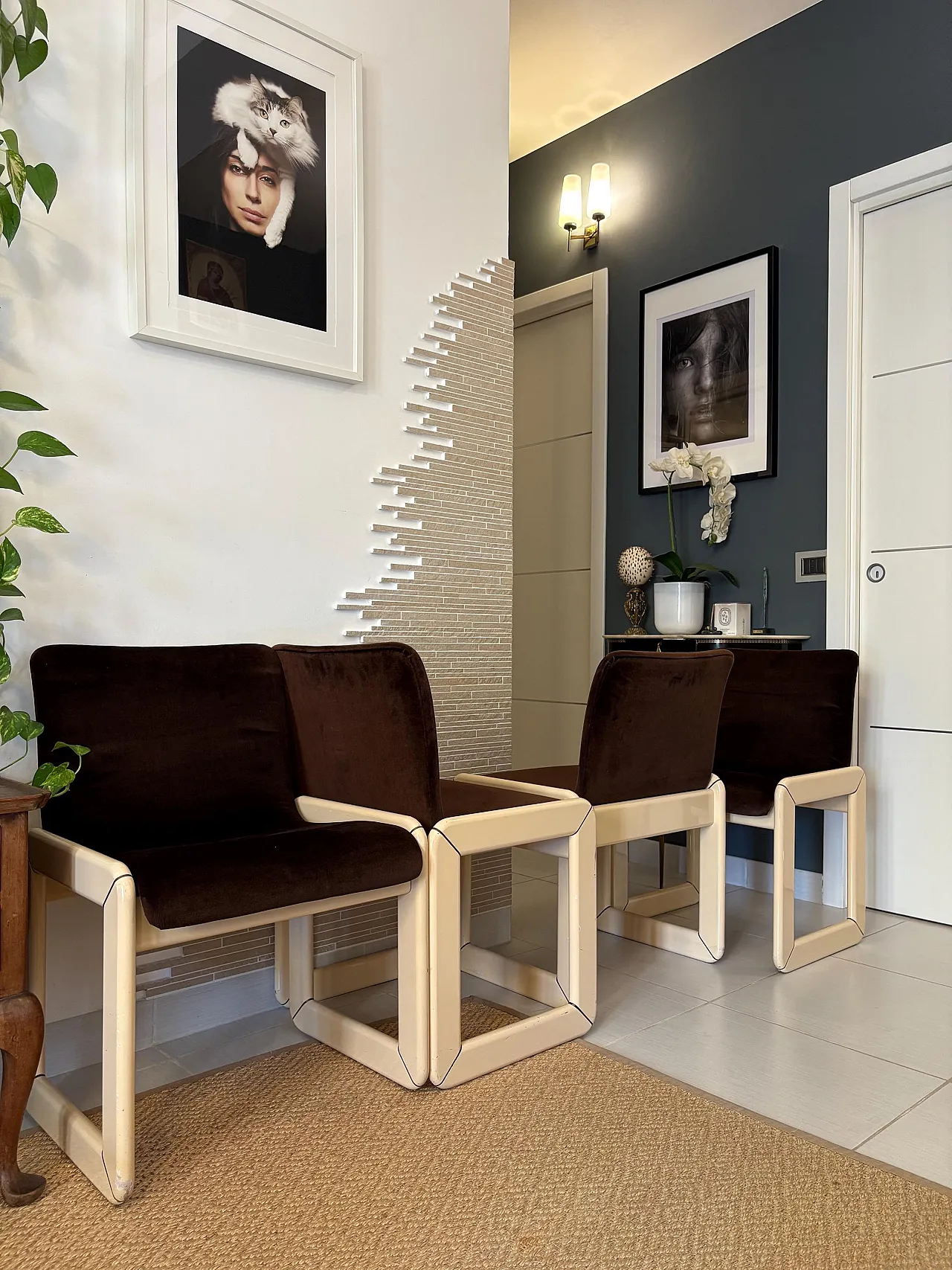 4 sedie space age ottone legno e velluto, anni '70 7