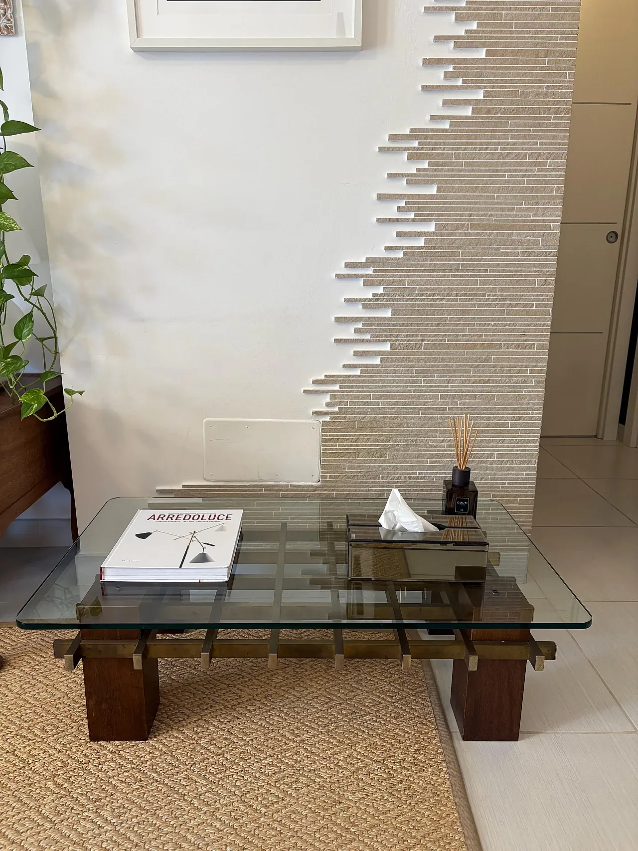 Tavolino da caffè in ottone, legno e vetro, metà '900 9